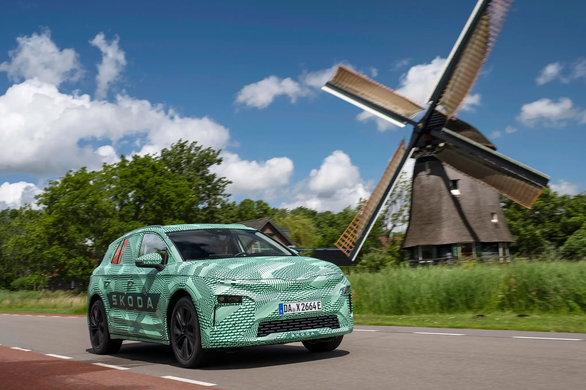 Skoda Elroq camuflado - moinho de fundo