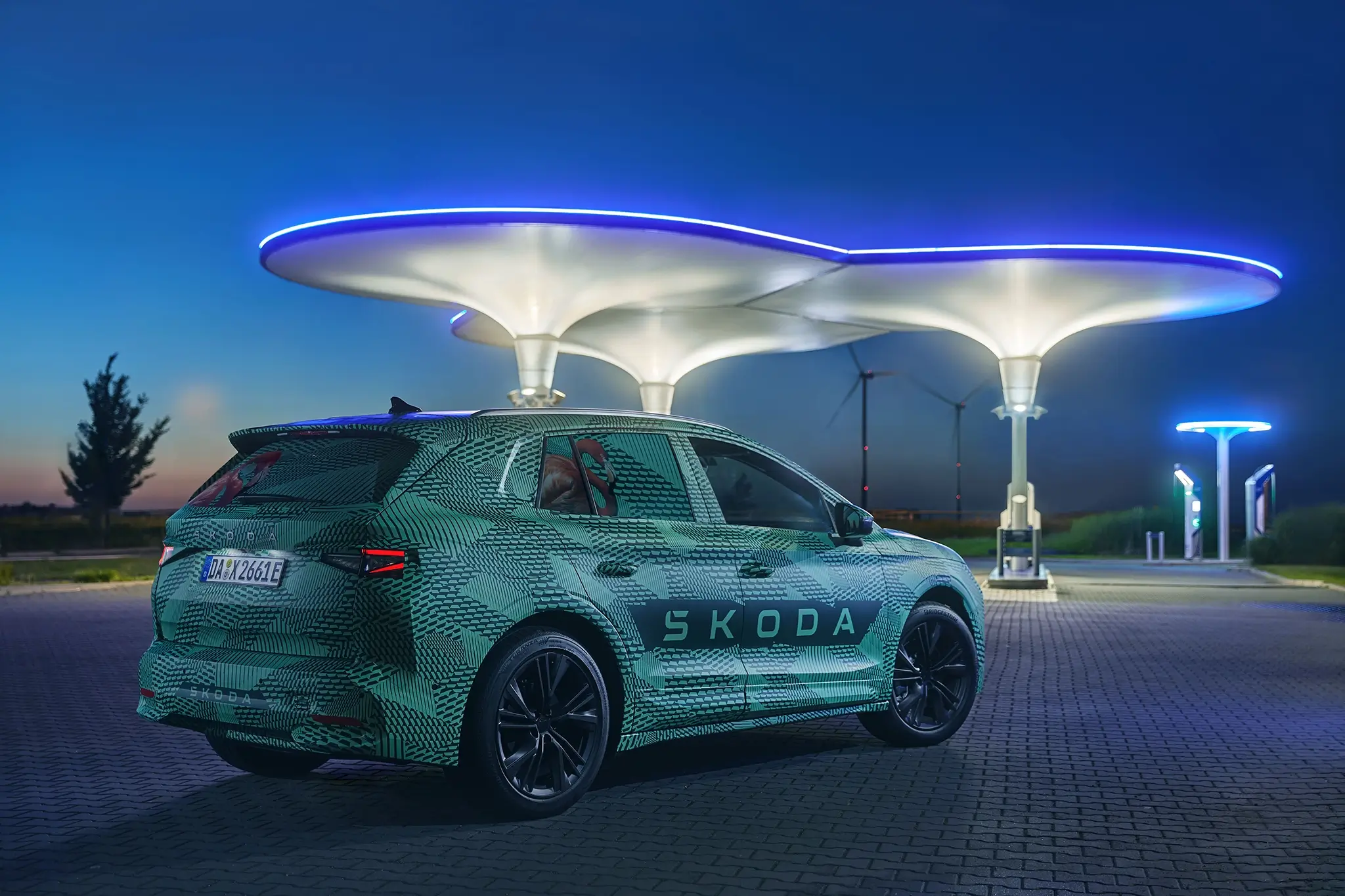 Skoda Elroq camuflado - posto de carregamento