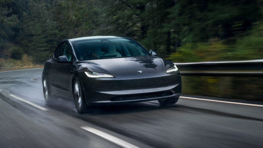 Tesla Model 3 na estrada, frente
