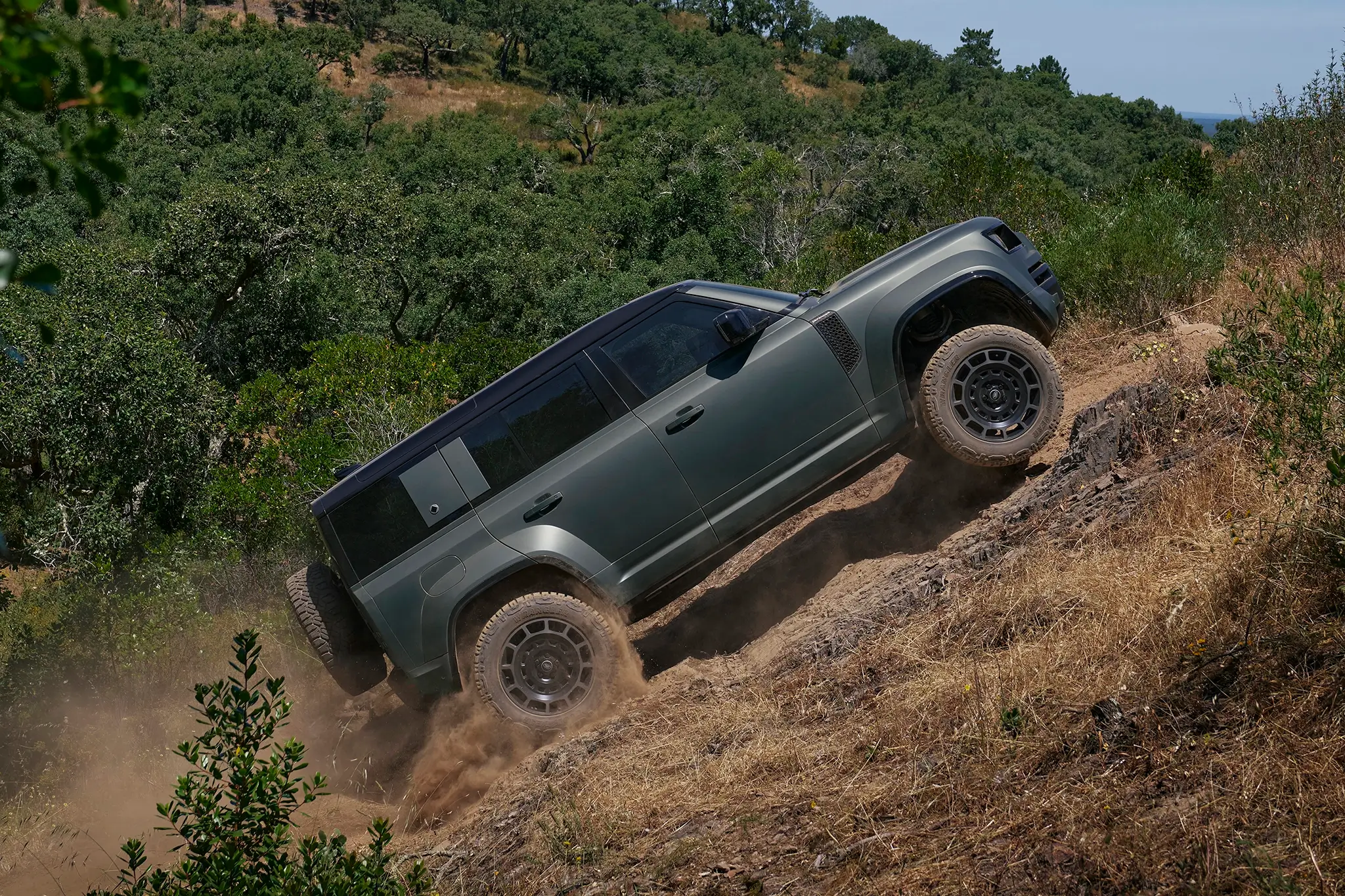 Defender Octa - vista lateral em subida