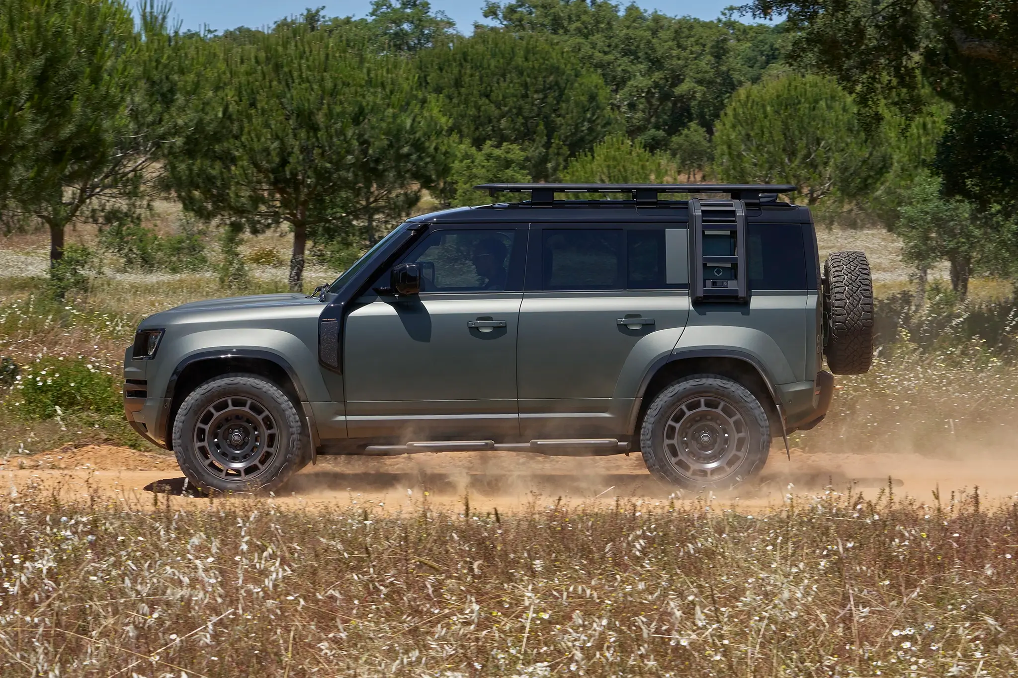 Defender Octa - vista lateral em terra
