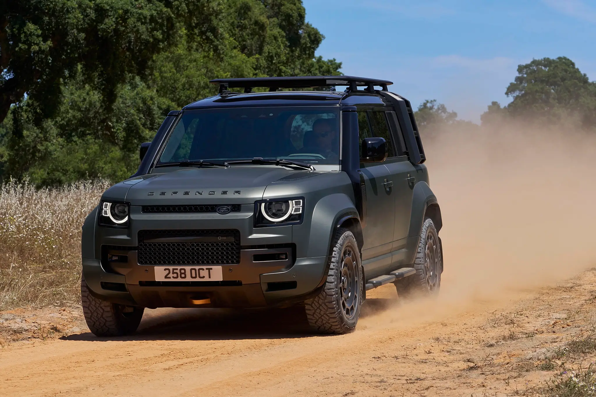 Defender Octa - 3/4 de frente em terra