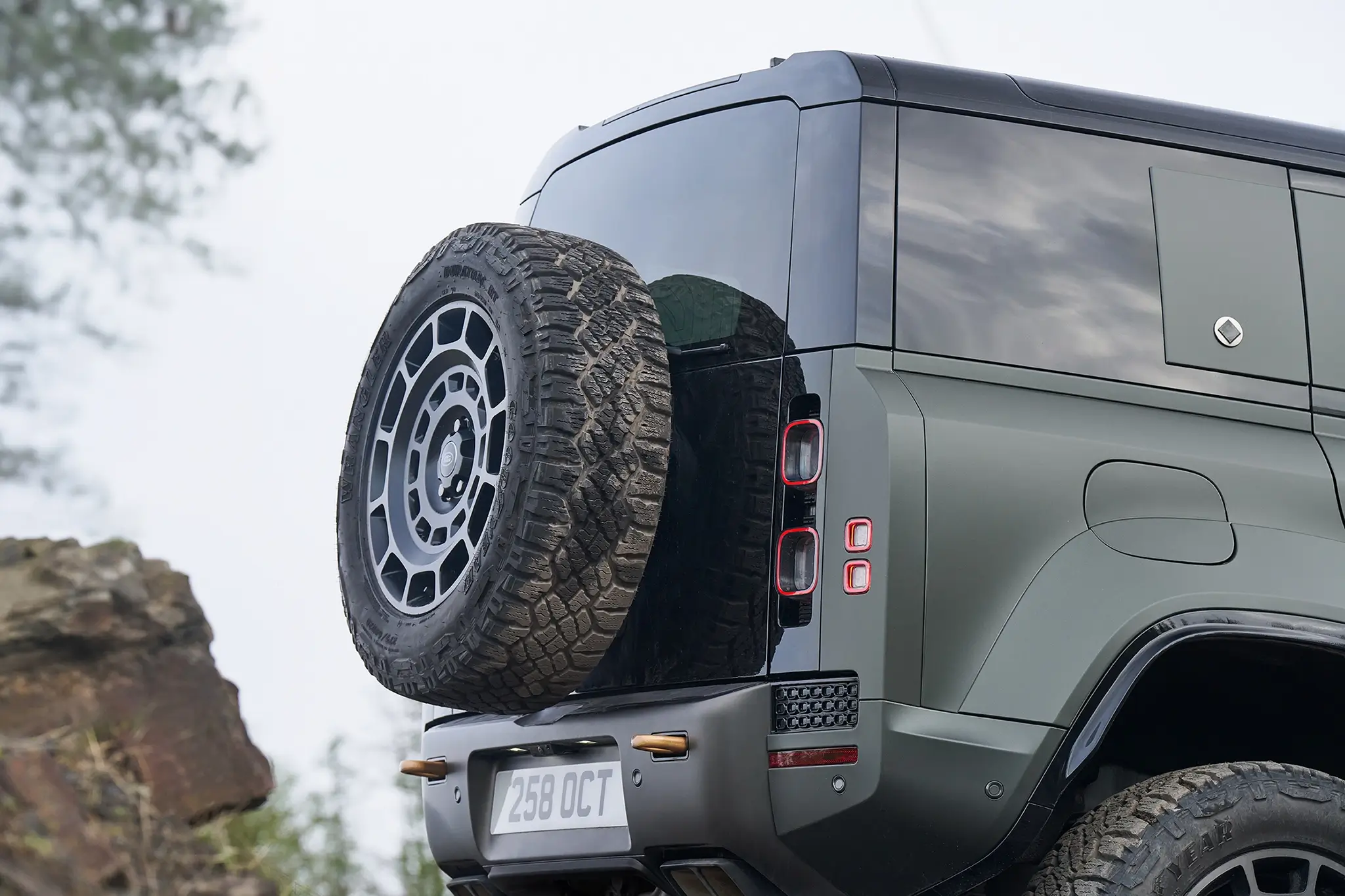 Defender Octa - detalhe da roda sobressalente