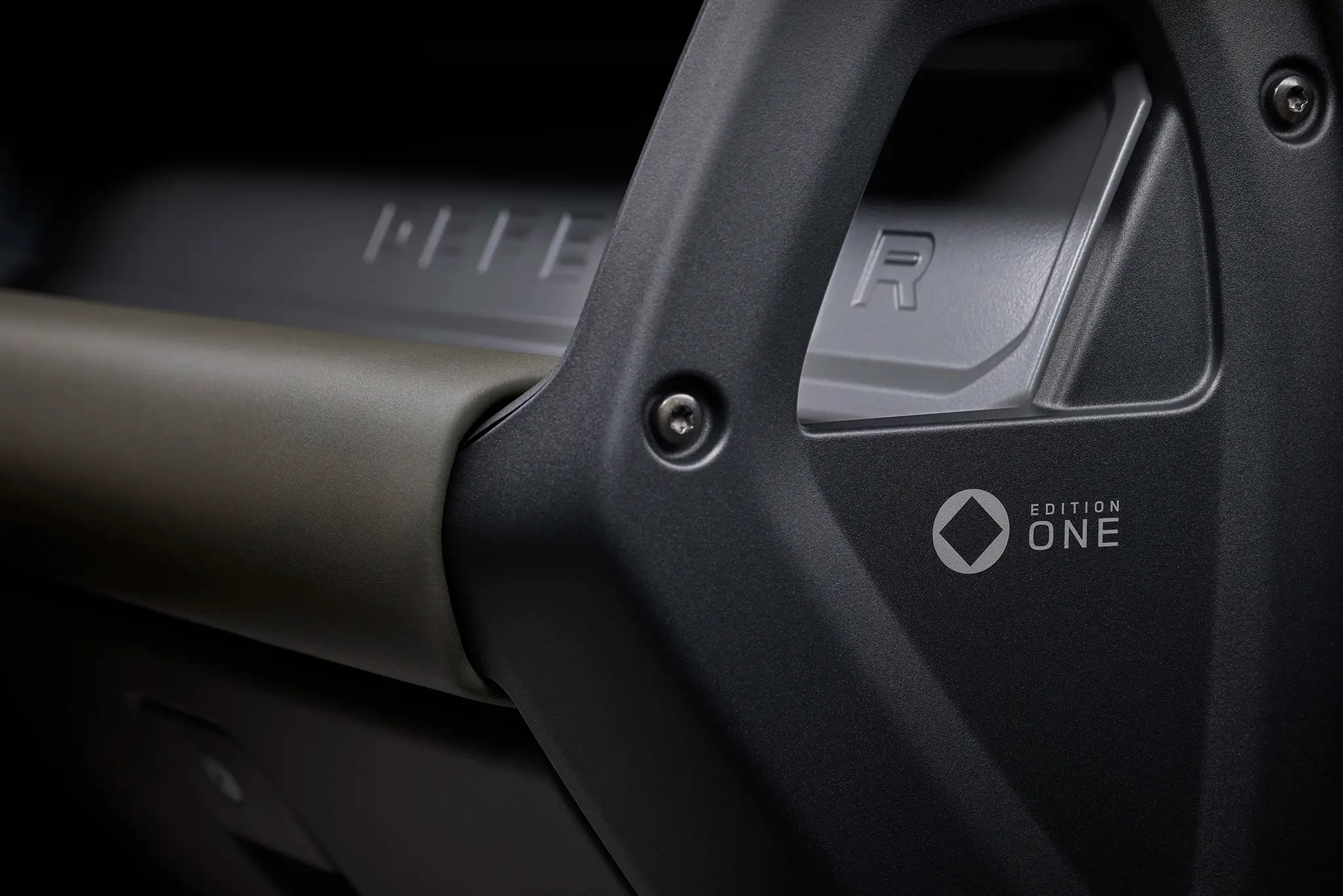 Defender Octa - detalhe do logótipo Edition One