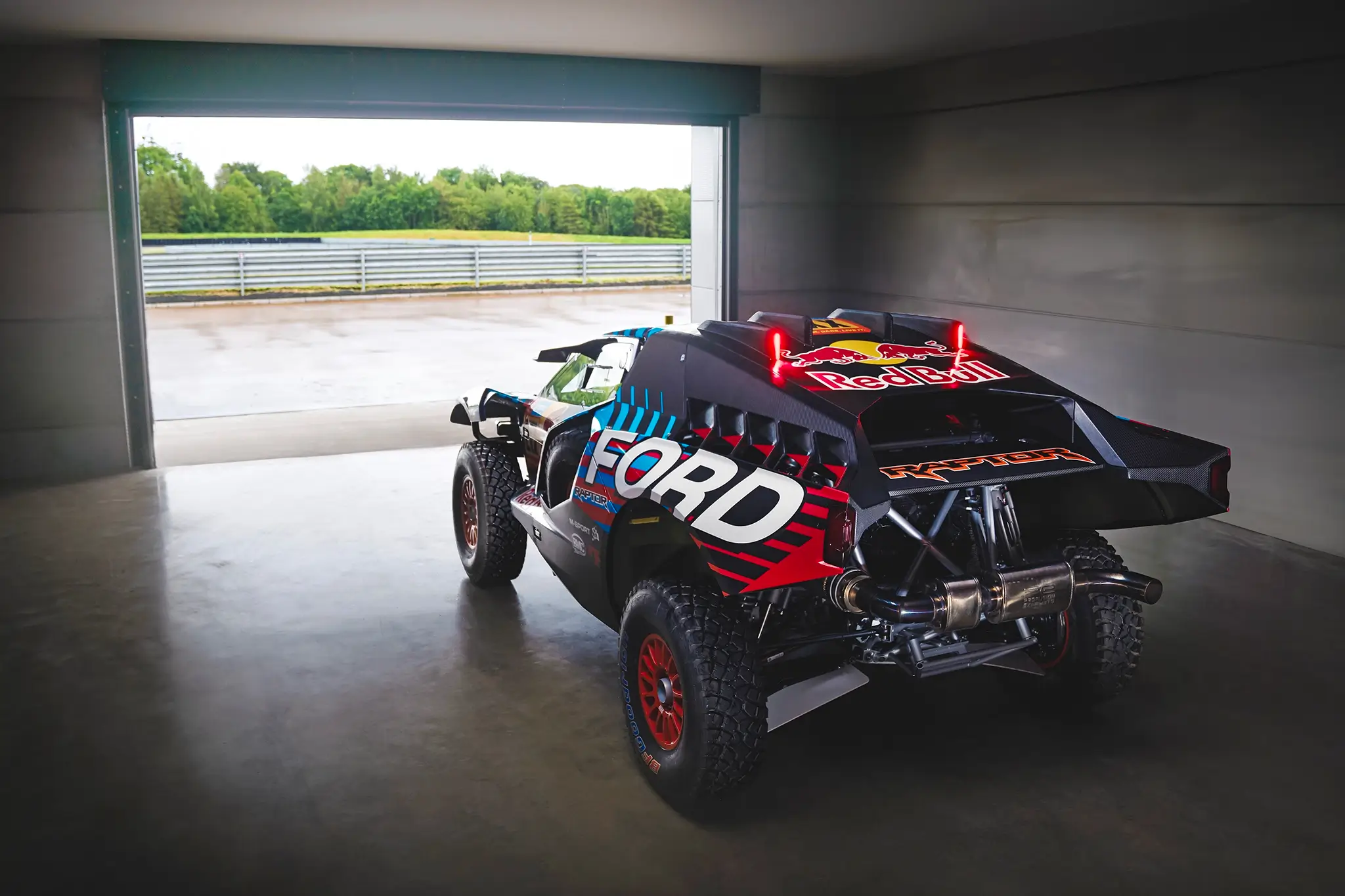 Vista traseira da Ford Raptor T1+