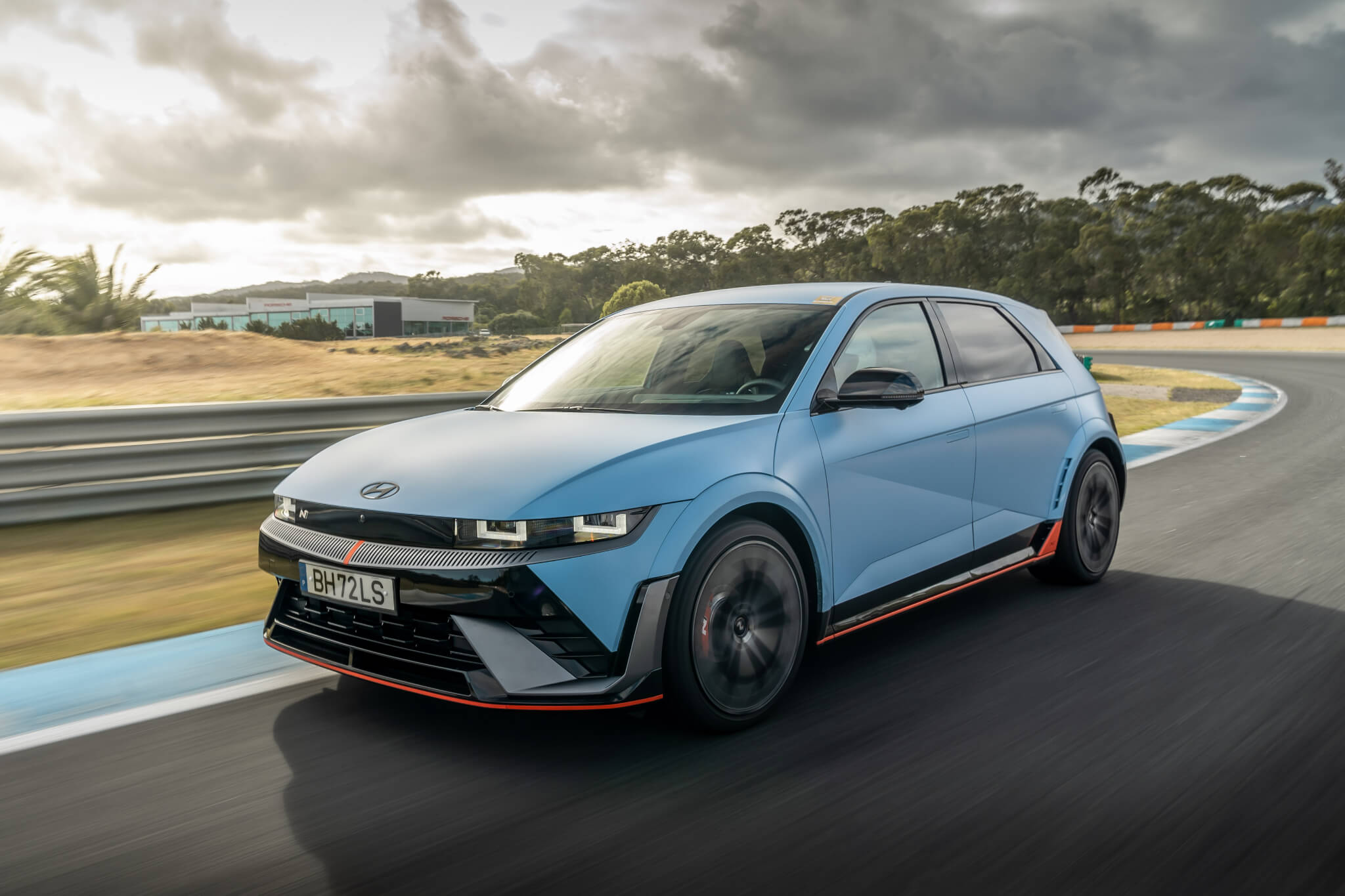 Hyundai Ioniq 5 N no circuito estoril, frente 3/4