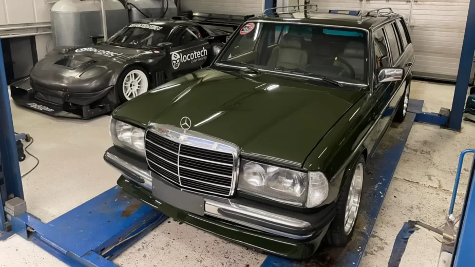 Mercedes-Benz 300TD vista de frente numa garagem