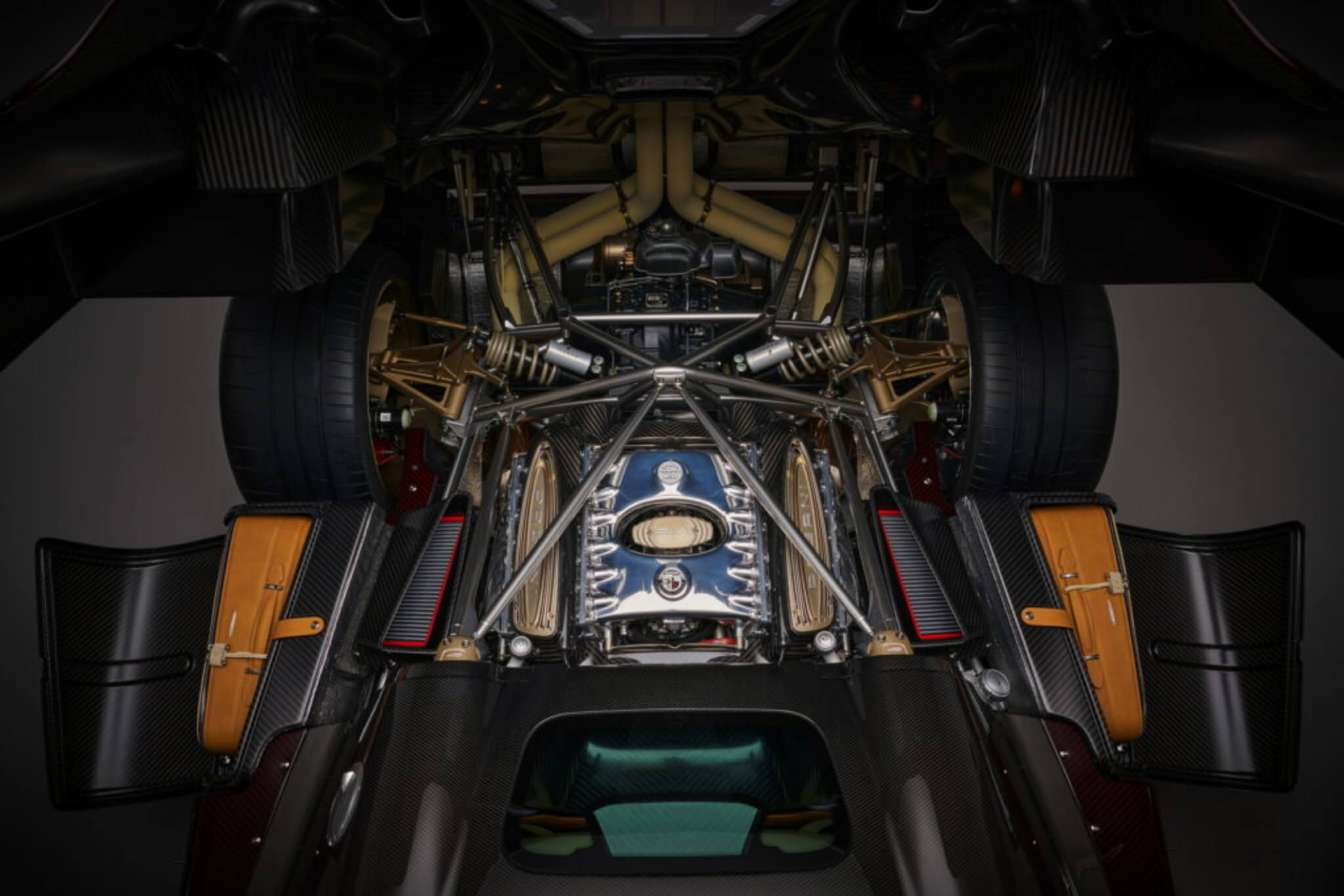 Pagani Utopia Roadster motor V12