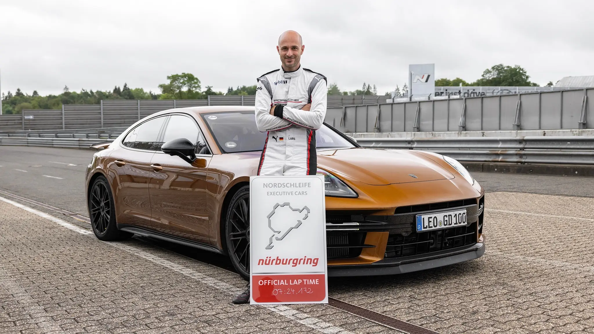 Porsche Panamera - carro e piloto com placa do tempo