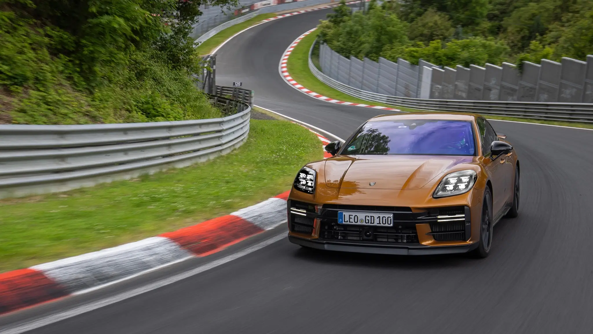 Porsche Panamera - 3/4 de frente no Nordschleife