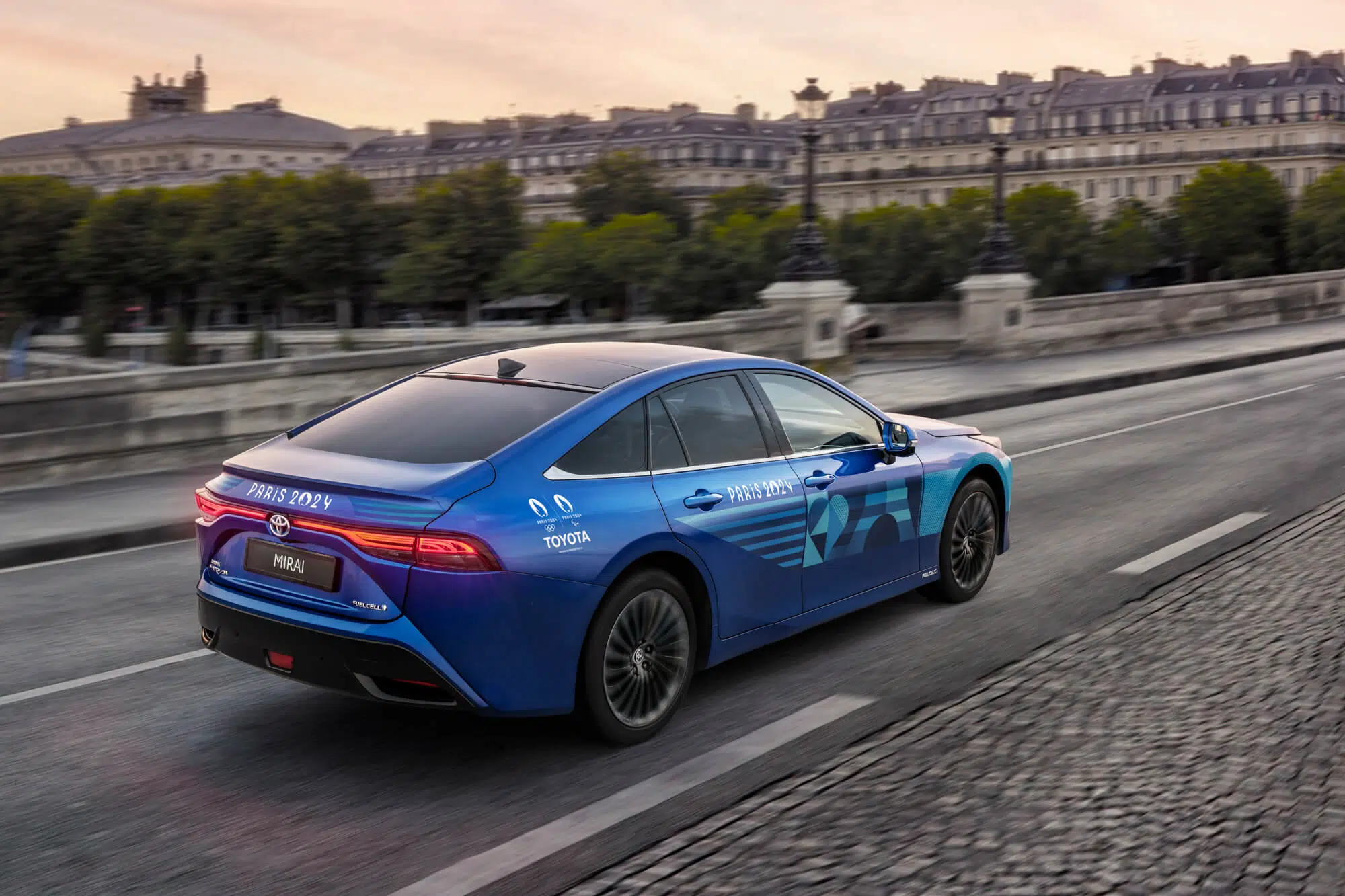 Toyota Mirai na estrada, traseira 3/4