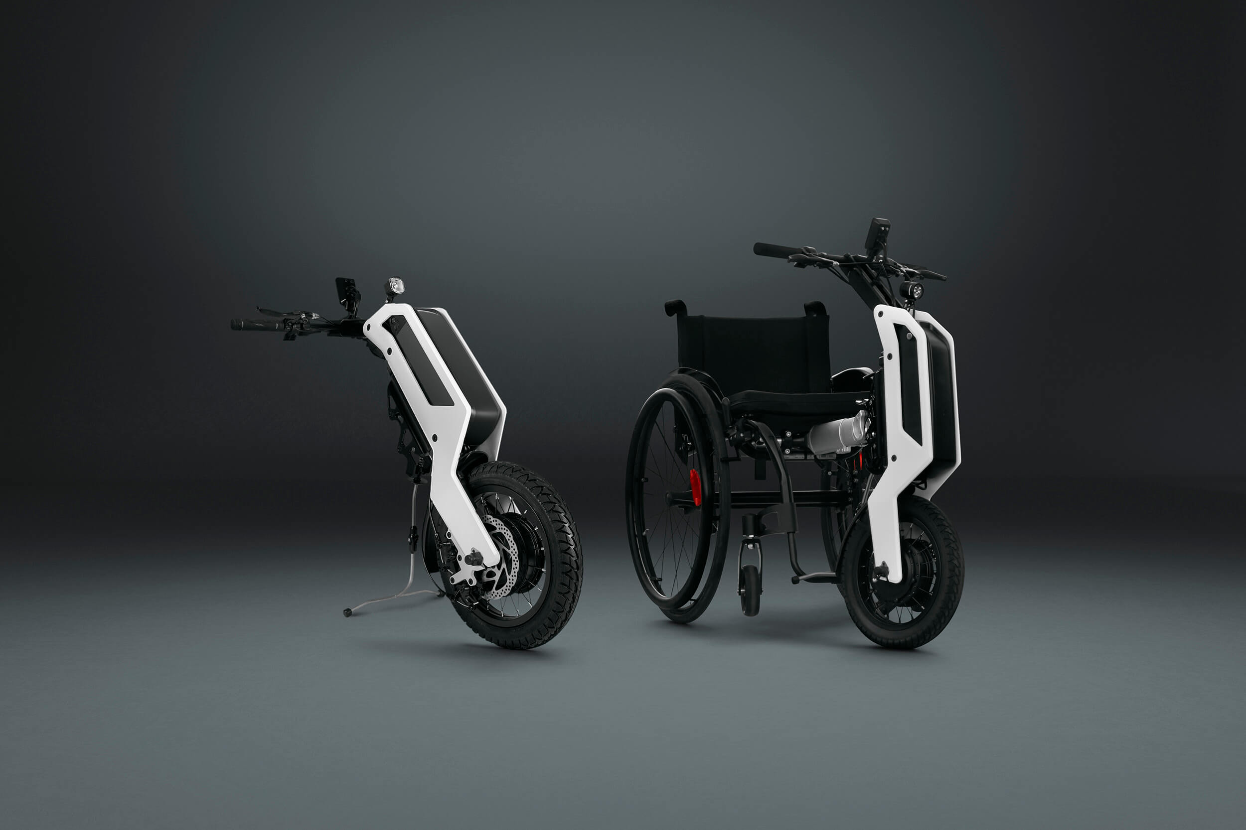 Toyota e-puller isolado e anexado à cadeira de rodas