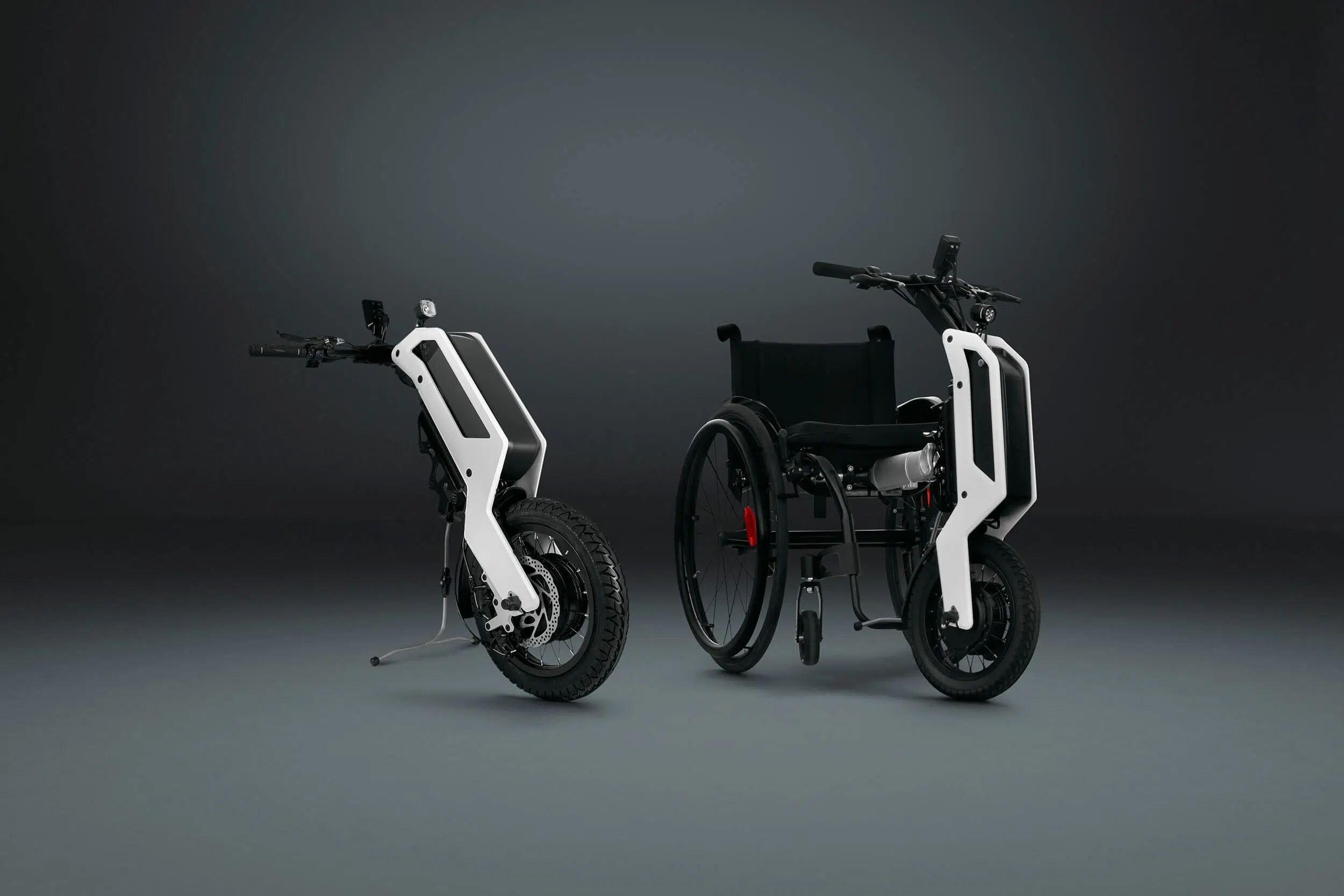 Toyota e-puller isolado e anexado à cadeira de rodas