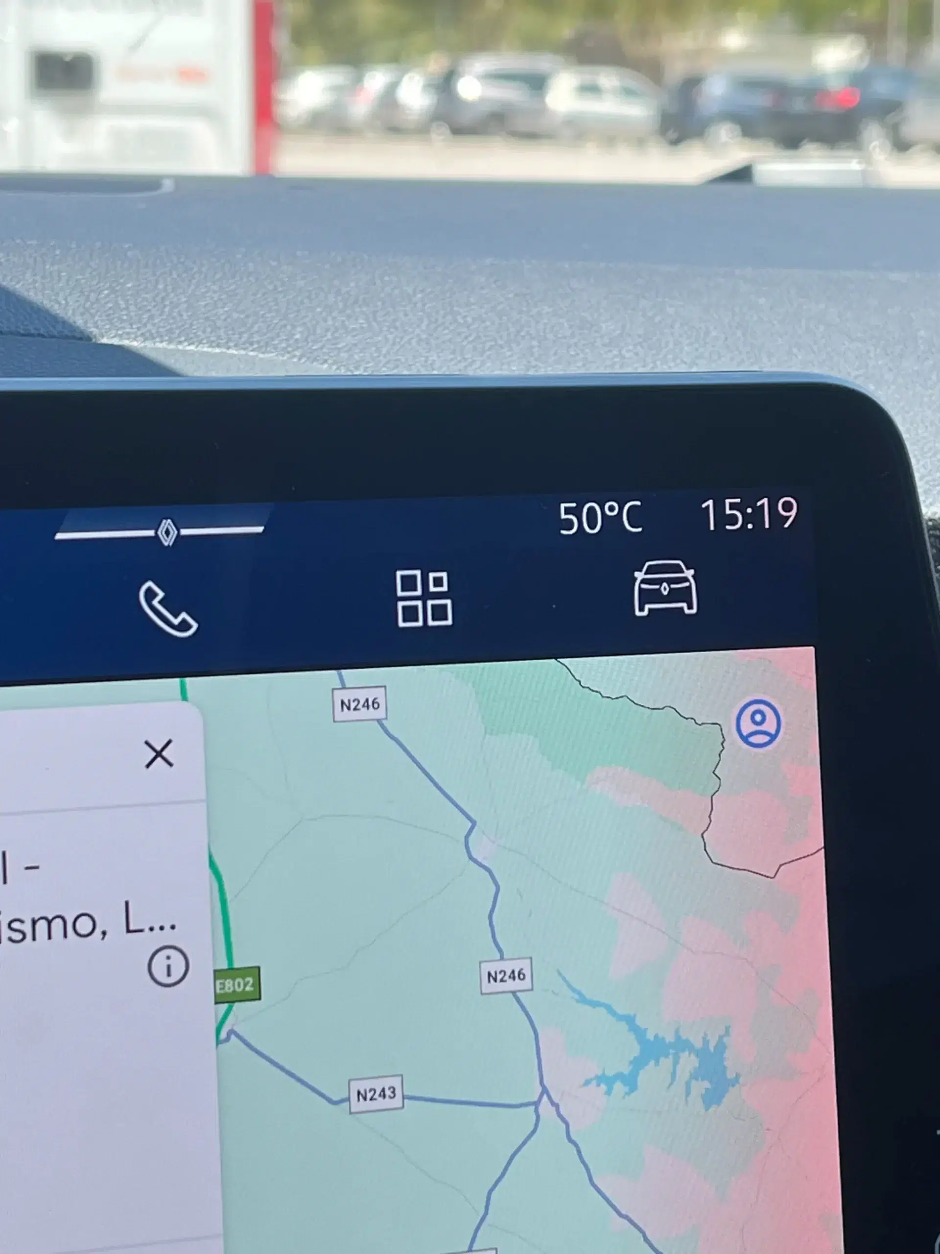 Detalhe do ecrã de infoentretenimento que marca 50 ºC