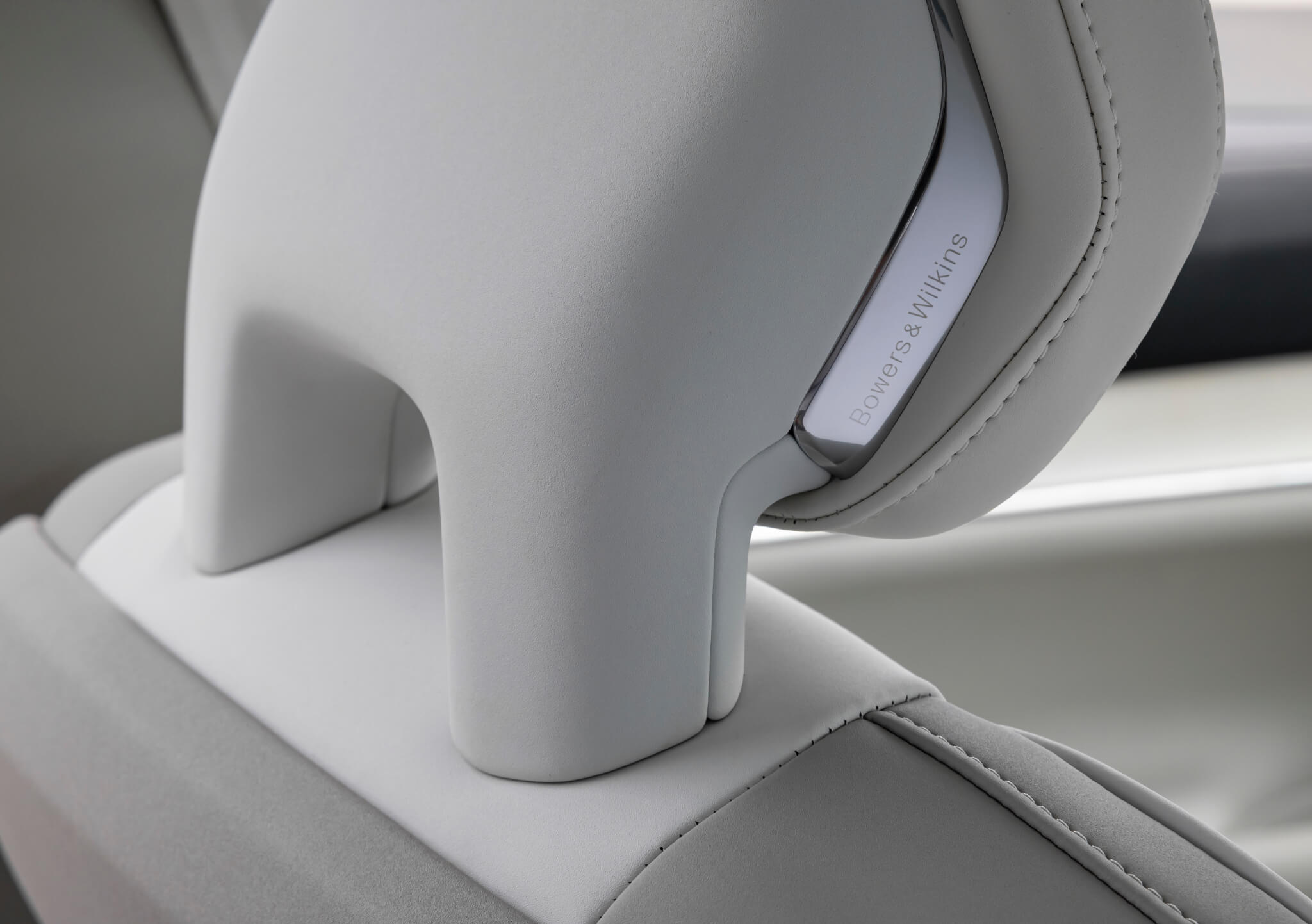Volvo EX90 encostos de cabeça com colunas de som
