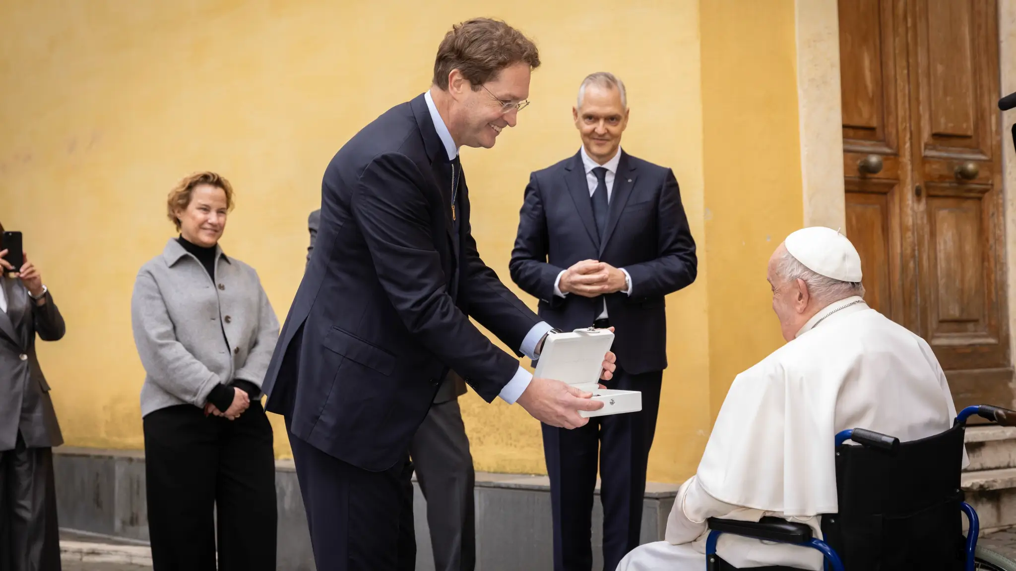 Ola Källenius, diretor-executivo da Mercedes-Benz, entregou em mãos o novo "Papamóvel" ao Papa Francisco