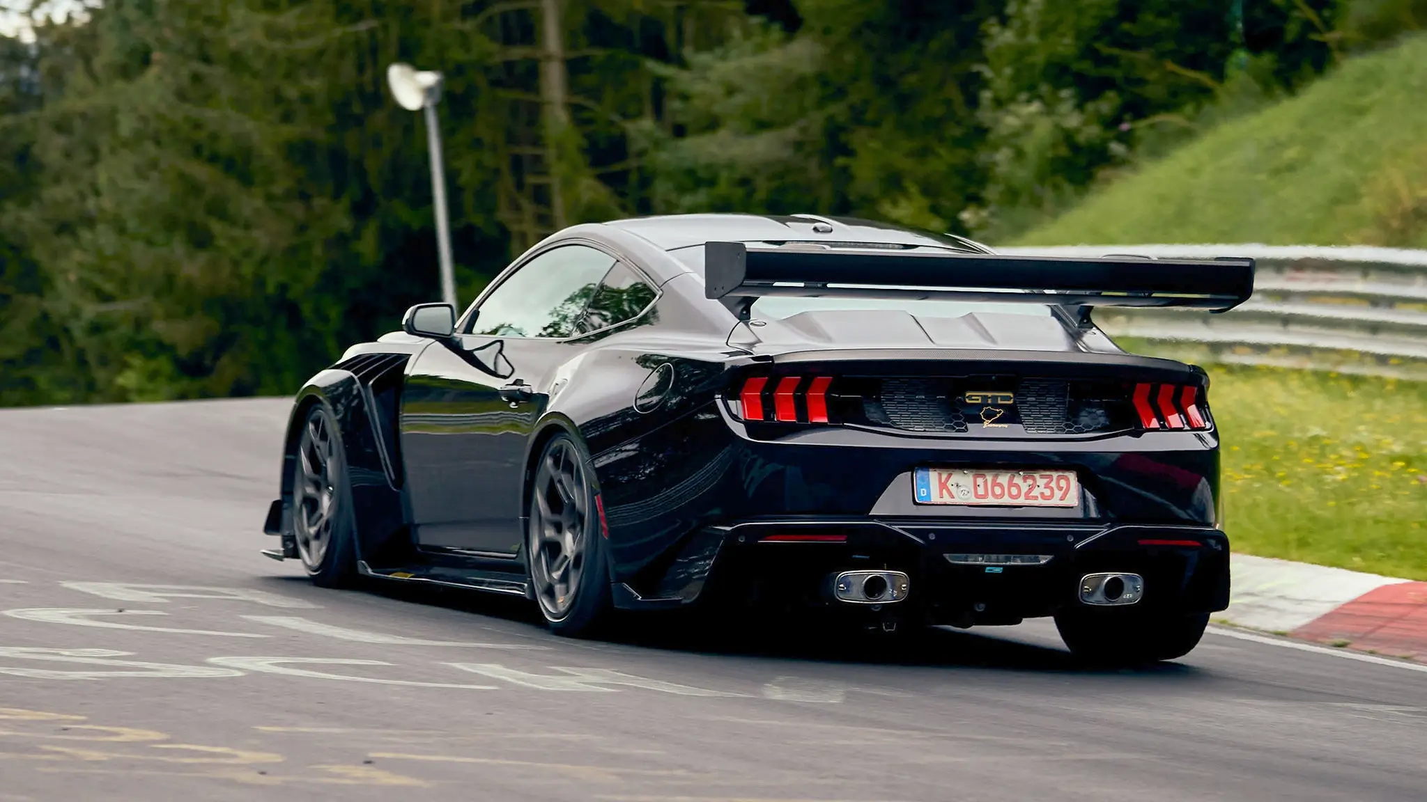 Ford Mustang GTD no Nordschleife - traseira