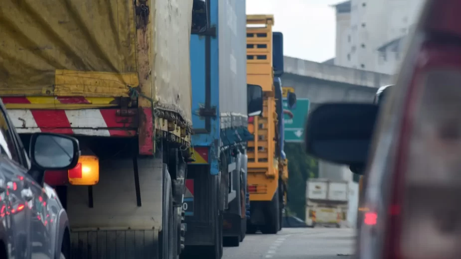 Trânsito com camiões numa fila