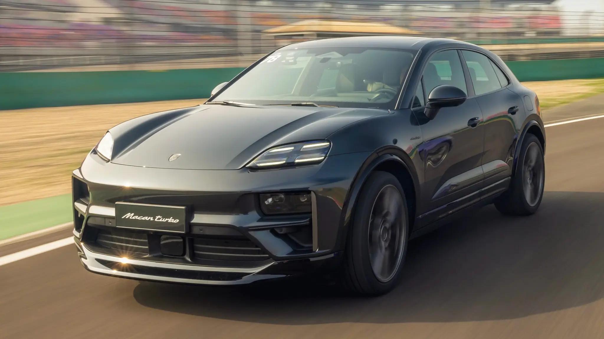 Porsche Macan - 3/4 de frente em pista