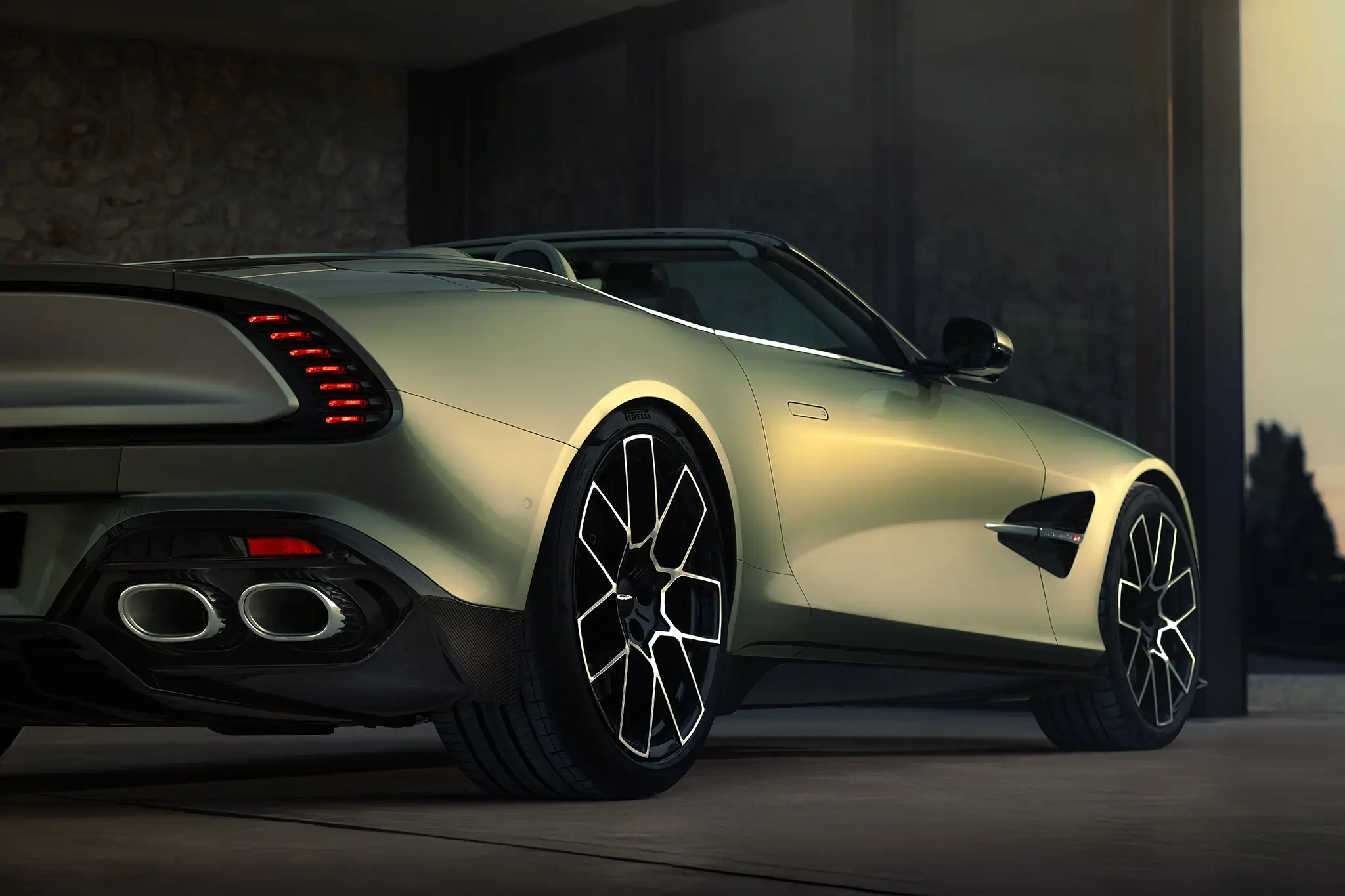 Aston Martin Vanquish Volante visto de traseira
