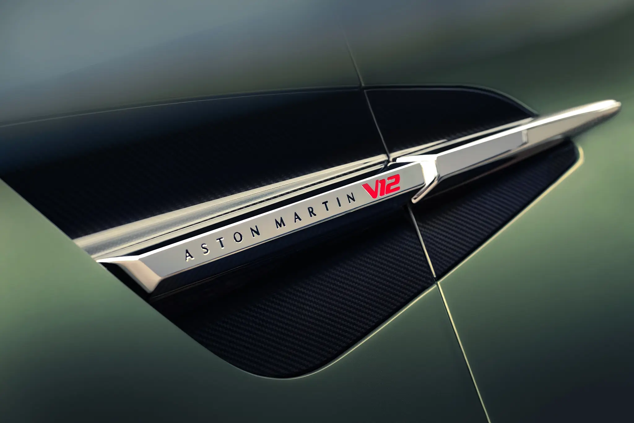 Aston Martin Vanquish Volante detalhe da designação na lateral