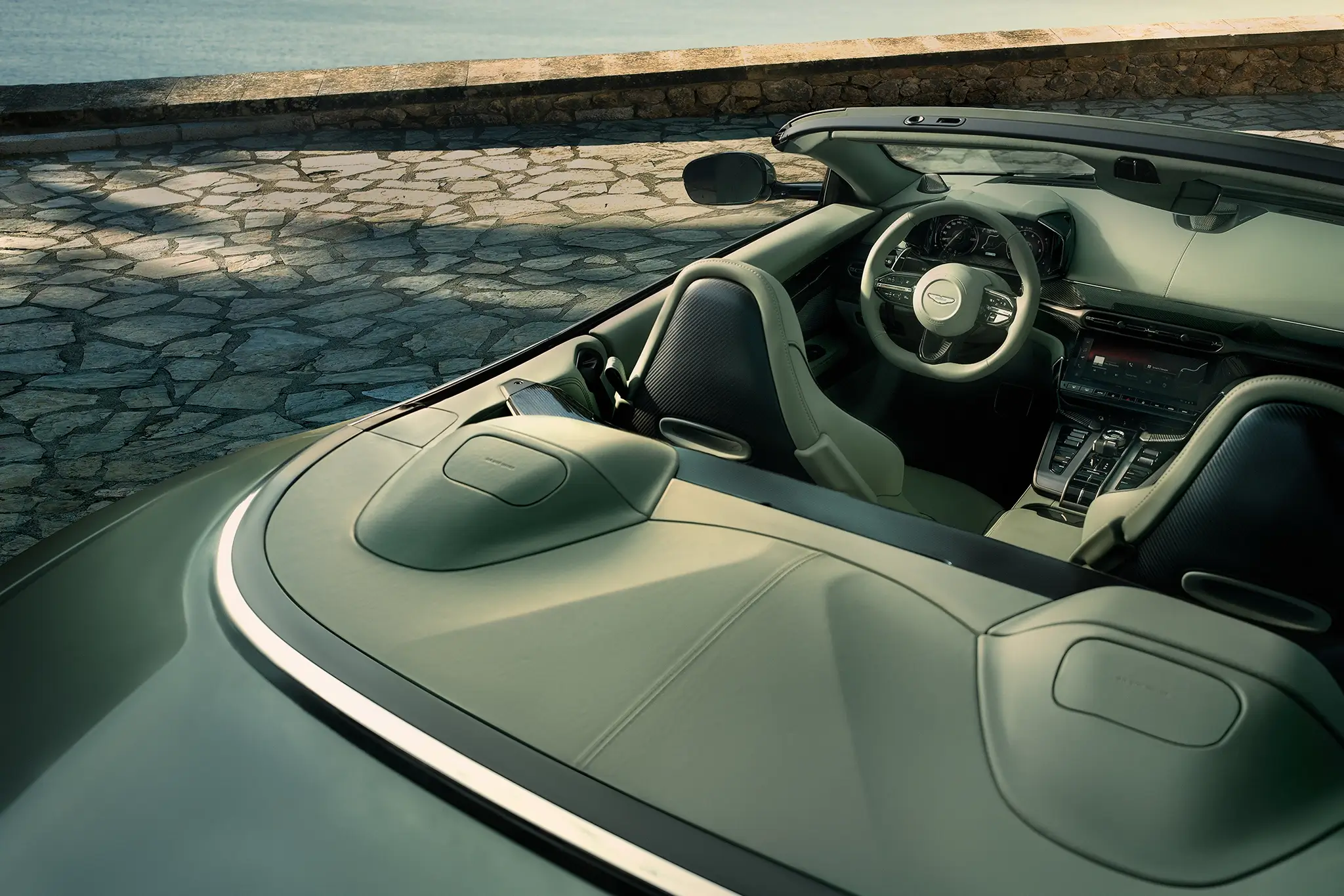 Aston Martin Vanquish Volante com capota aberta