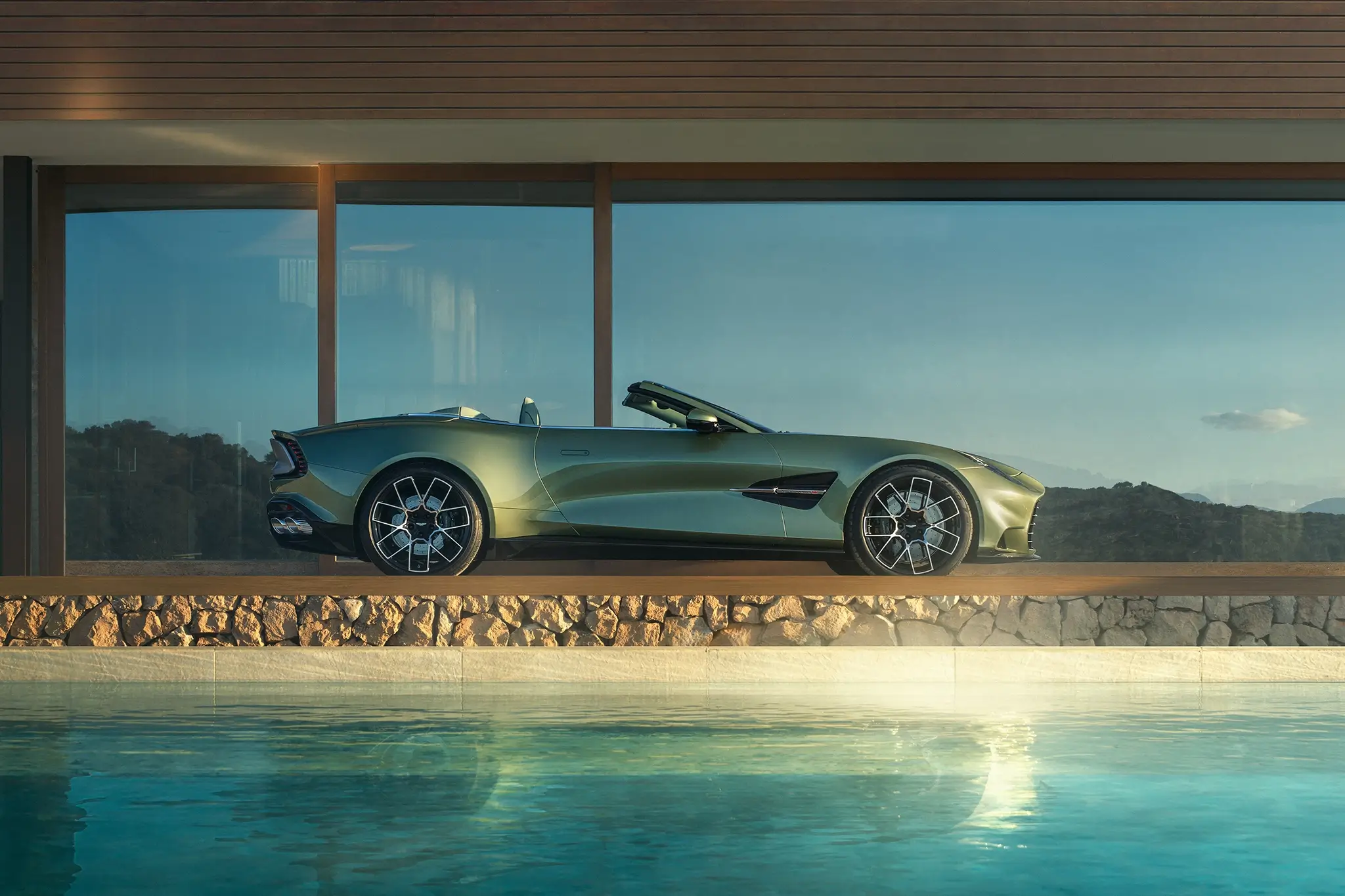 Aston Martin Vanquish Volante vista lateral junto à piscina