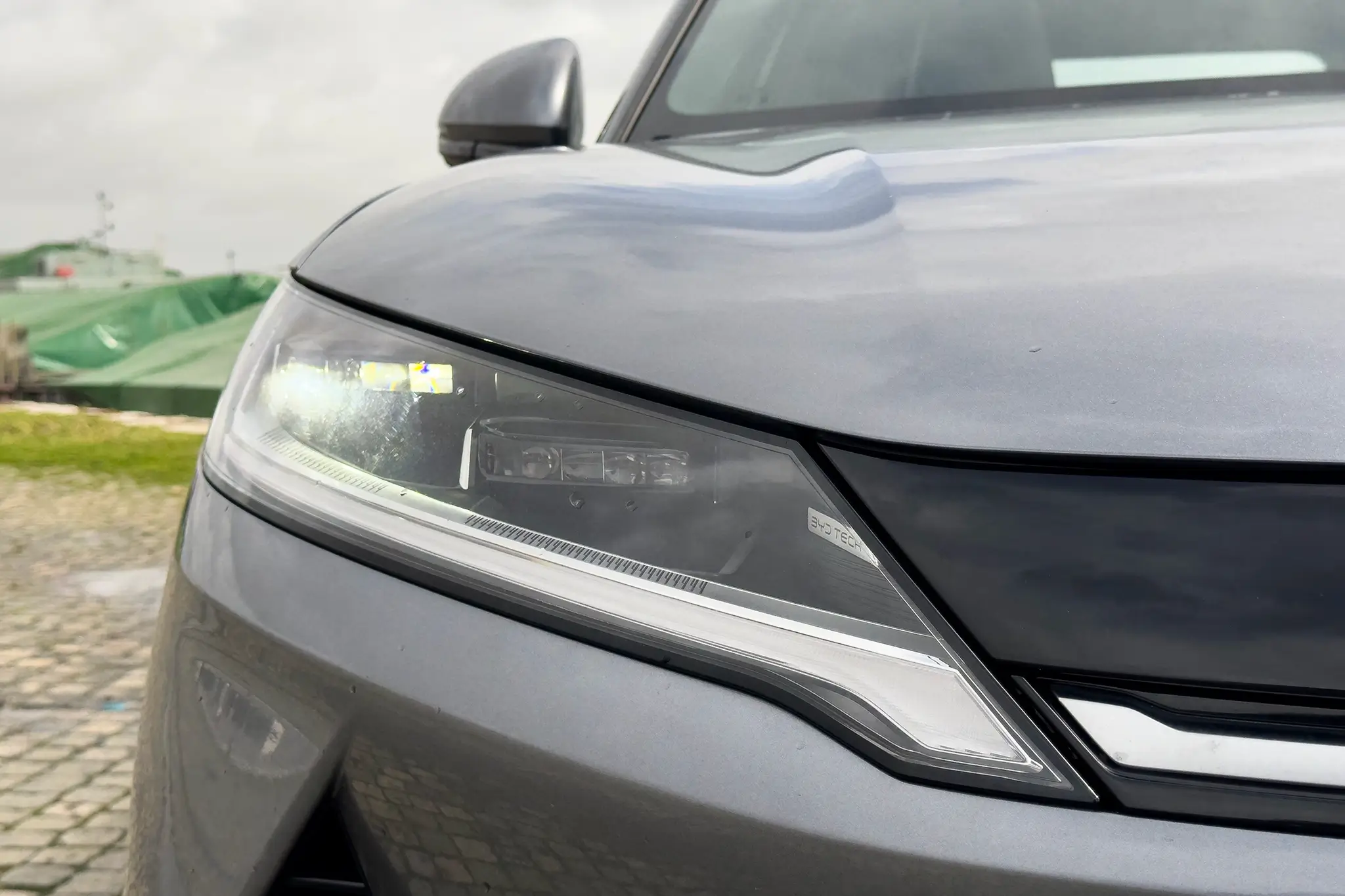 BYD Atto2 detalhe do grupo ótico da frente