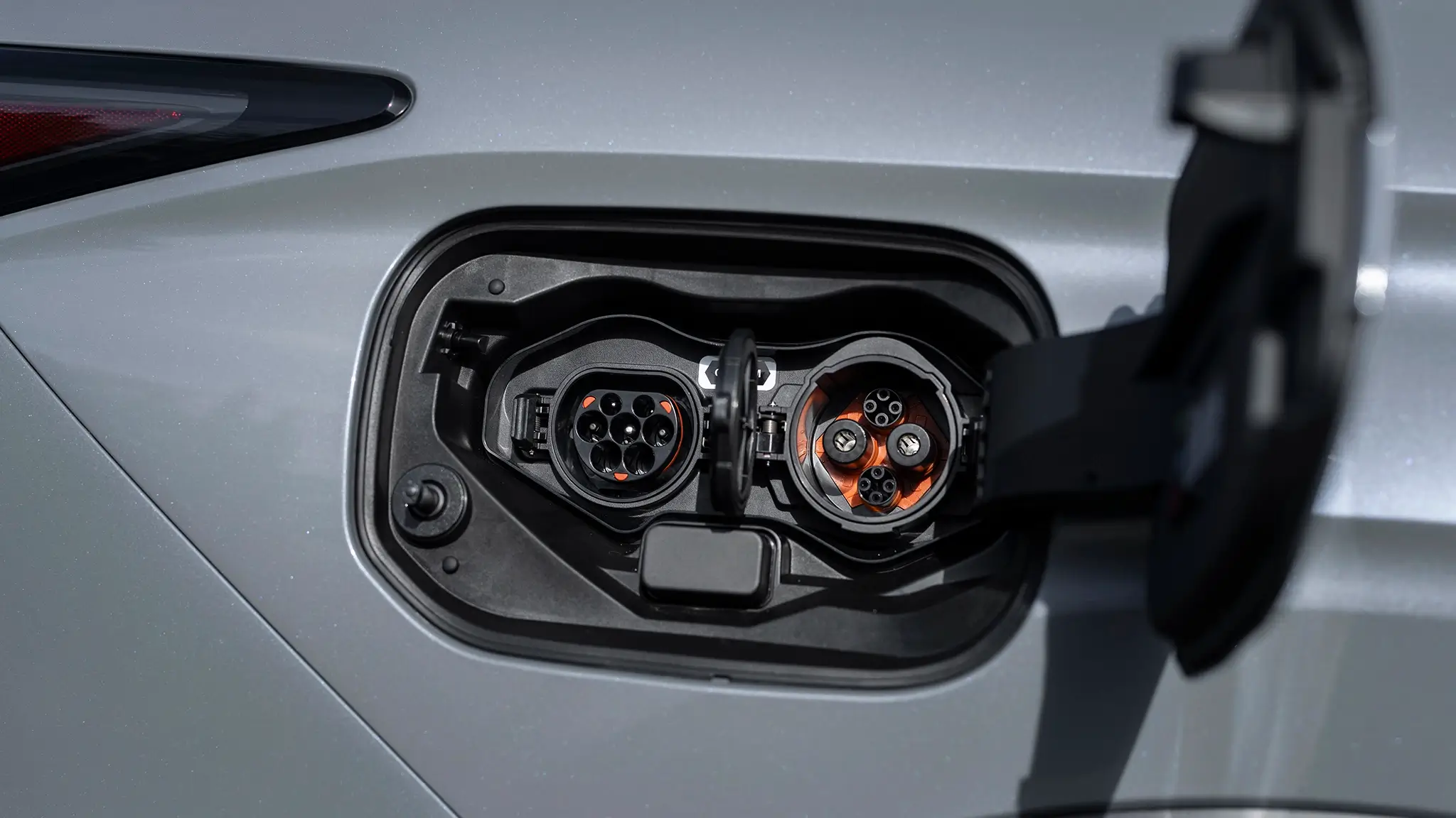 Mitsubishi Outlander PHEV - tomada de carregamento