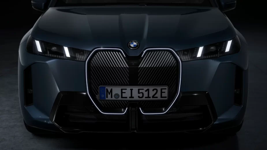 BMW iX, frente com DRL e duplo rim iluminado