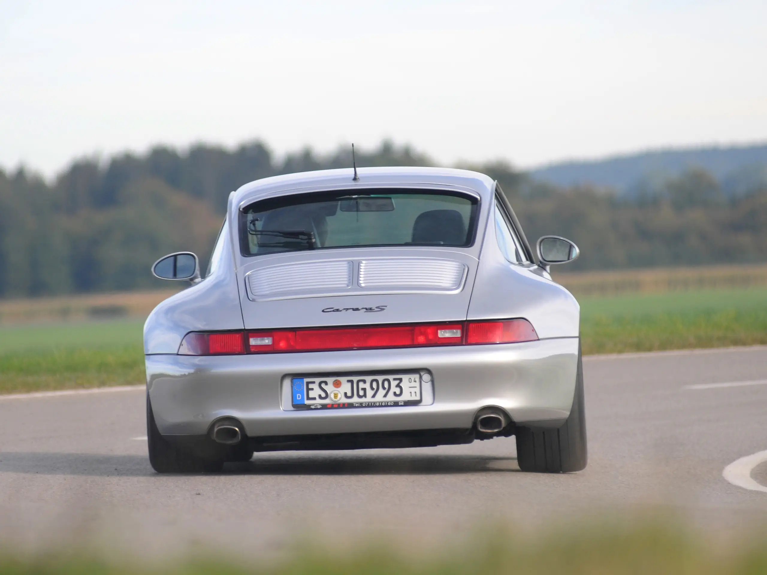 Porsche 911 (993) Carrera S, na estrada (traseira)