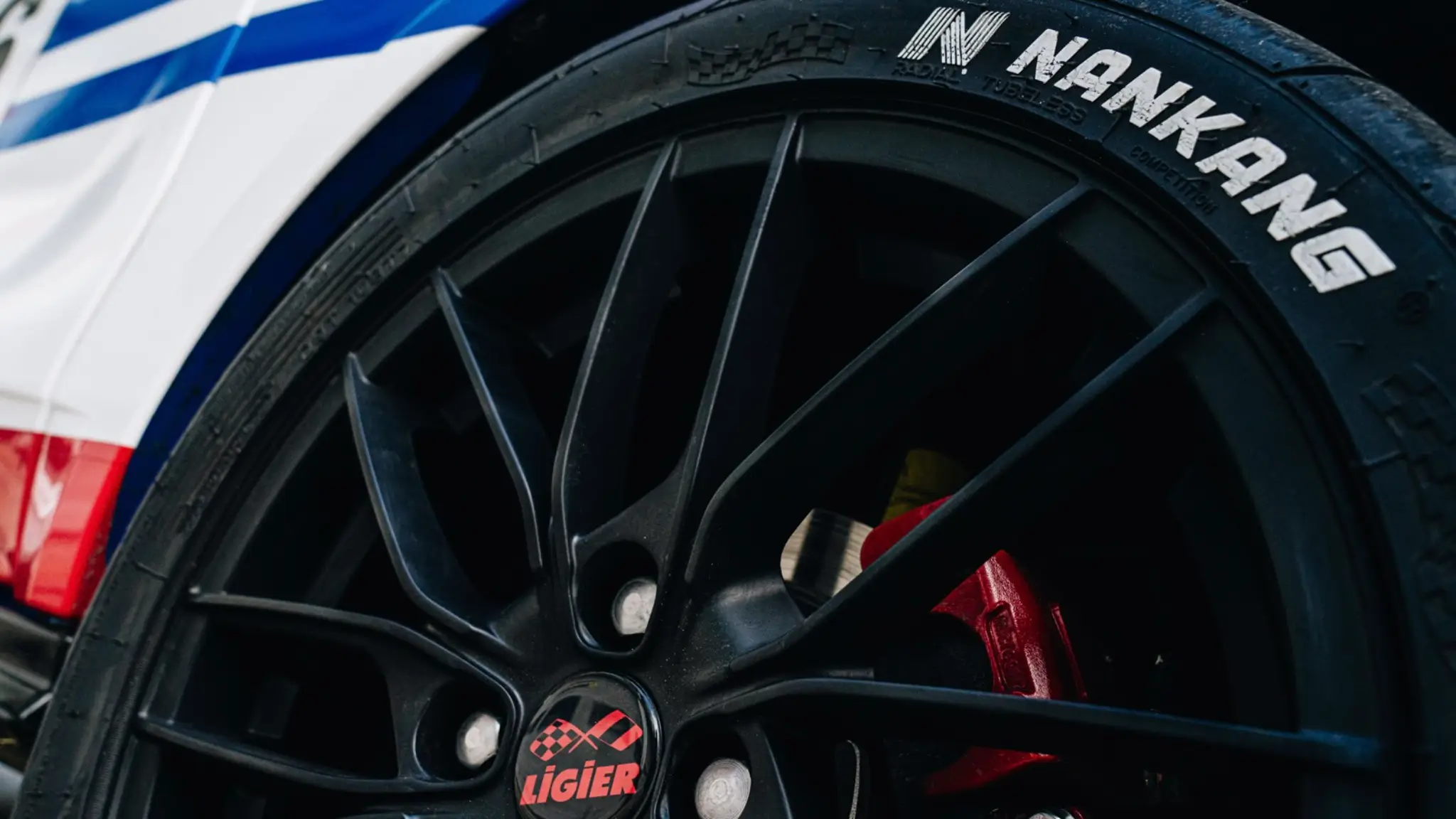 Ligier JS50 pneus