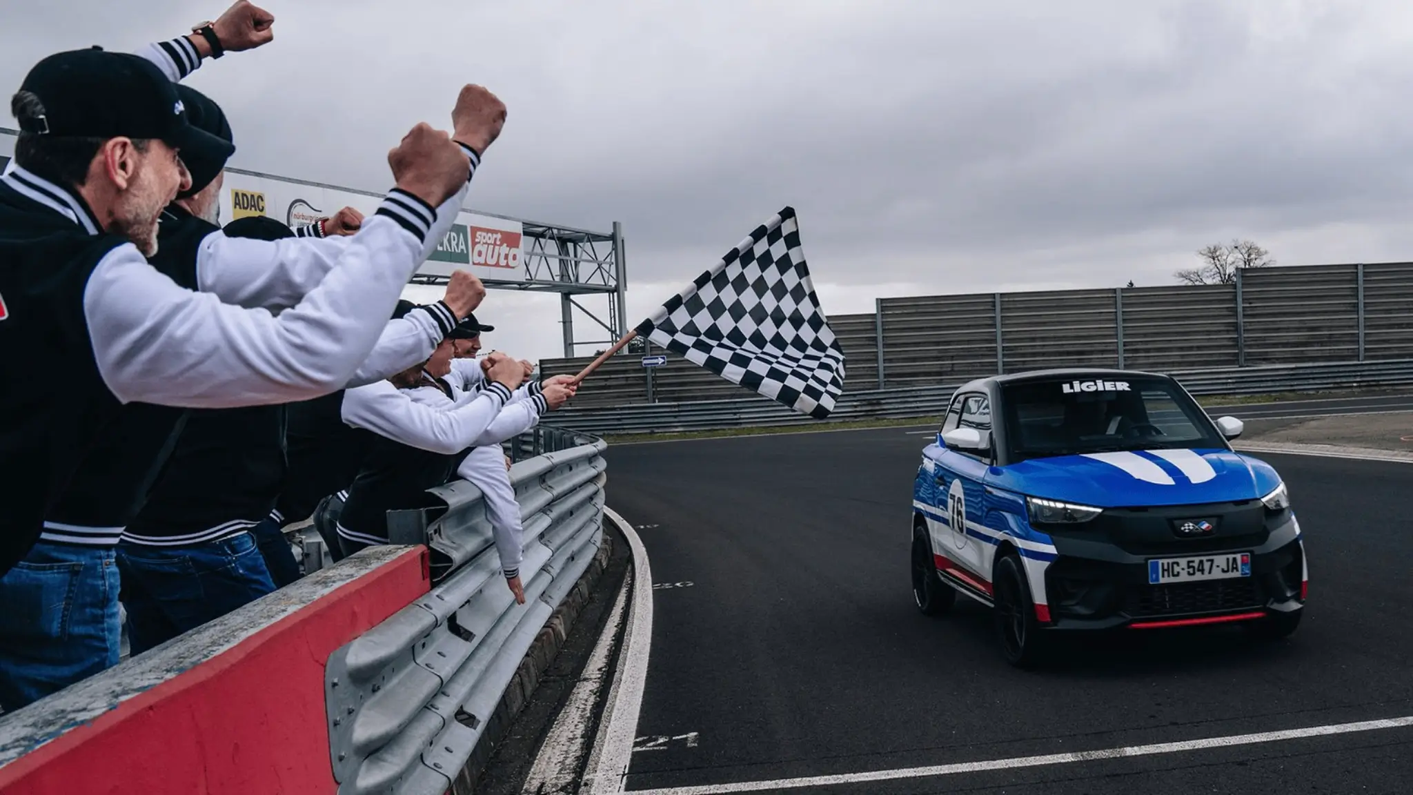 Ligier JS50 cruzar a meta do Nürburgring