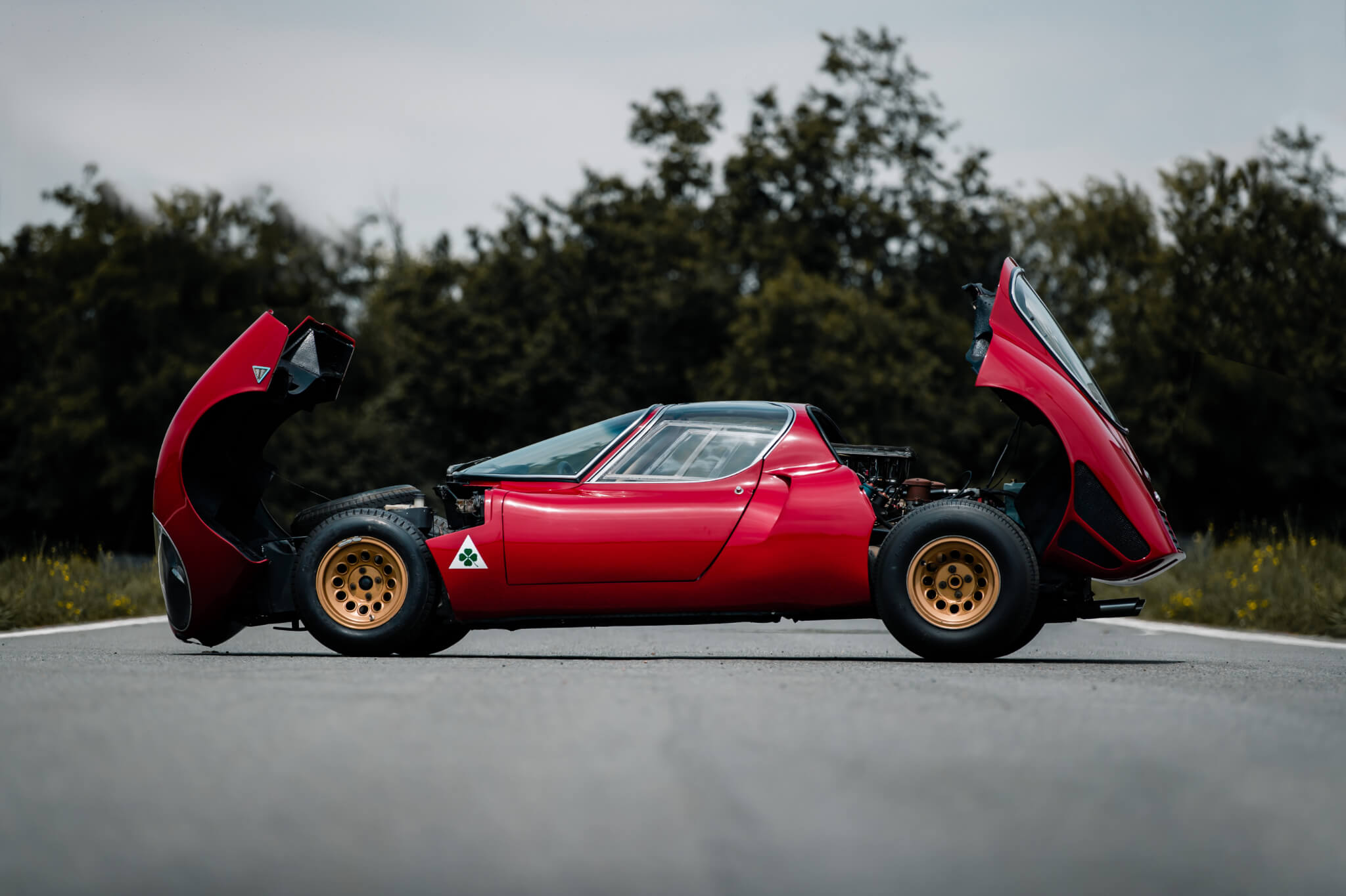 Alfa Romeo 33 Stradale com secções dianteira e traseira abertas