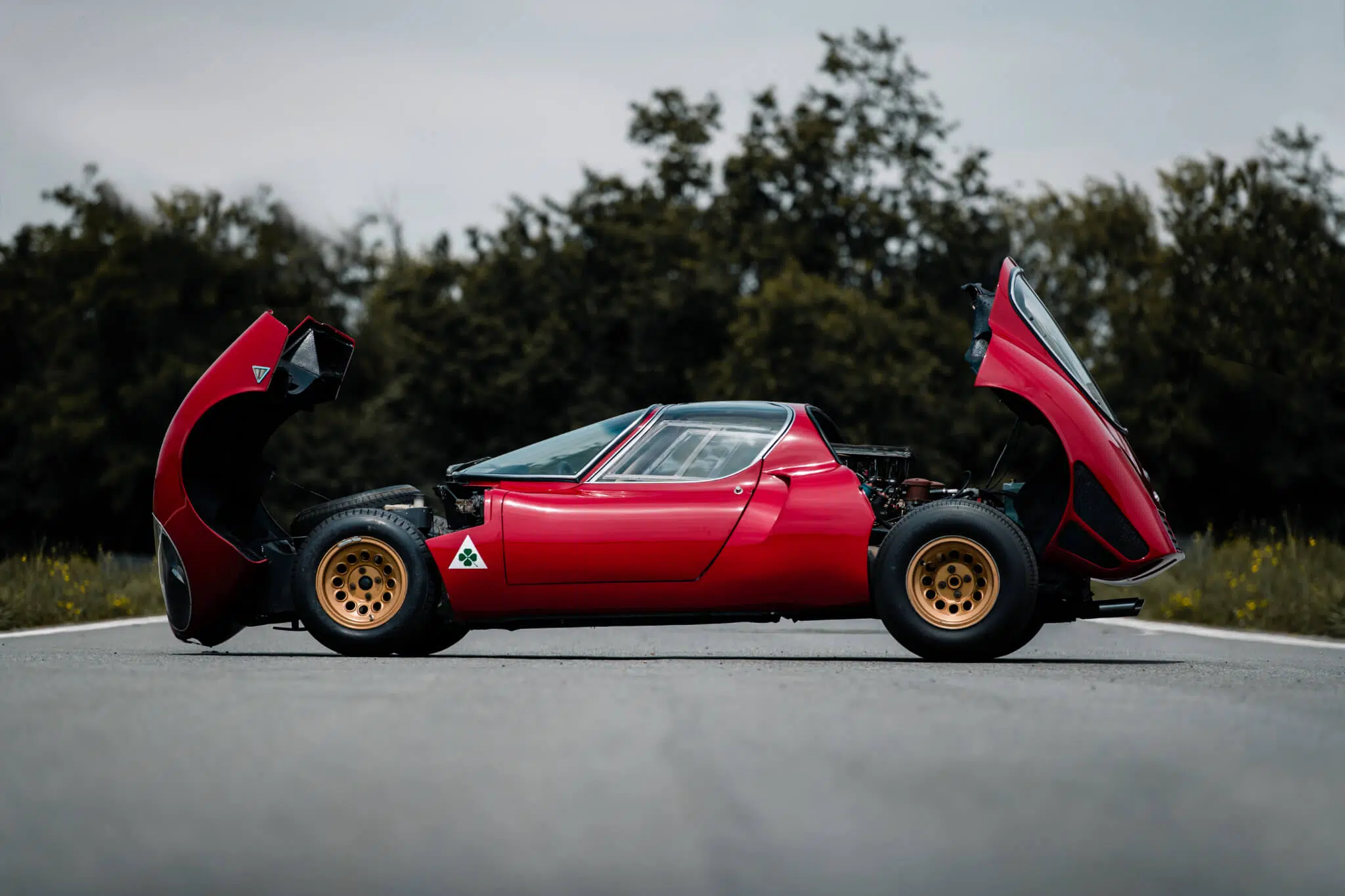 Alfa Romeo 33 Stradale com secções dianteira e traseira abertas