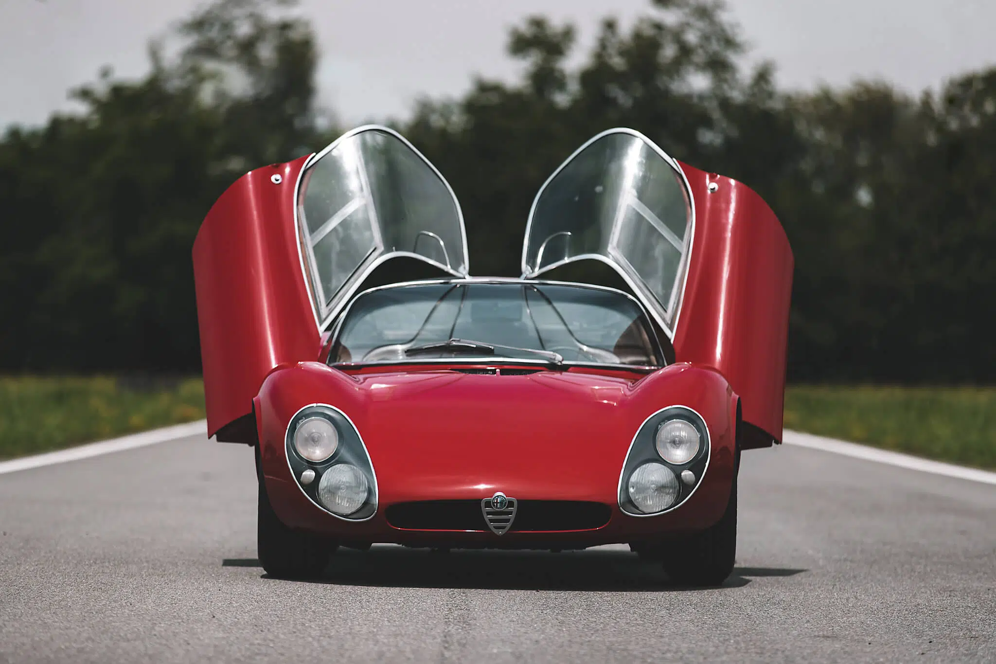 Alfa Romeo 33 Stradale com portas abertas