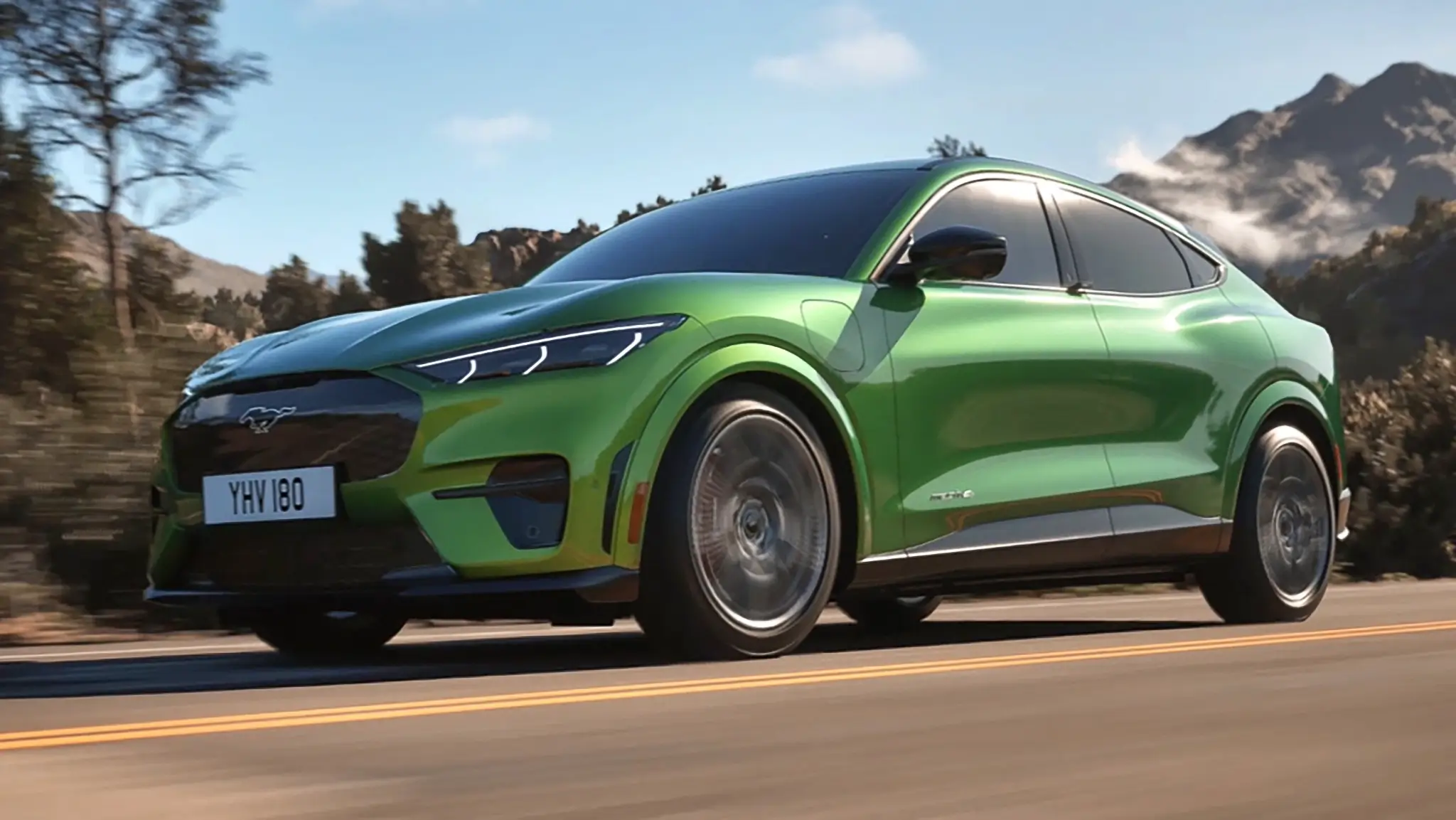 Ford Mustang Mach-E 2025 - vista lateral em andamento