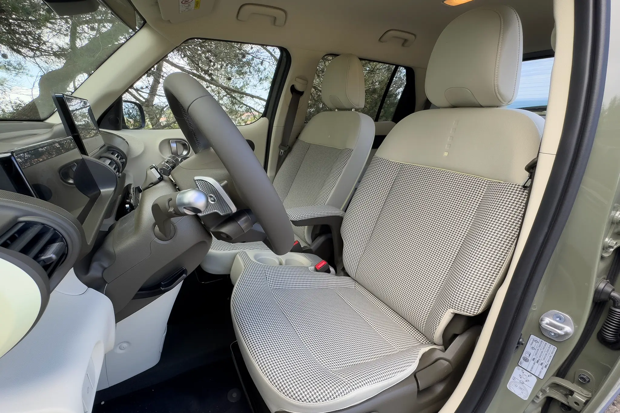 Hyundai Inster - assentos dianteiros