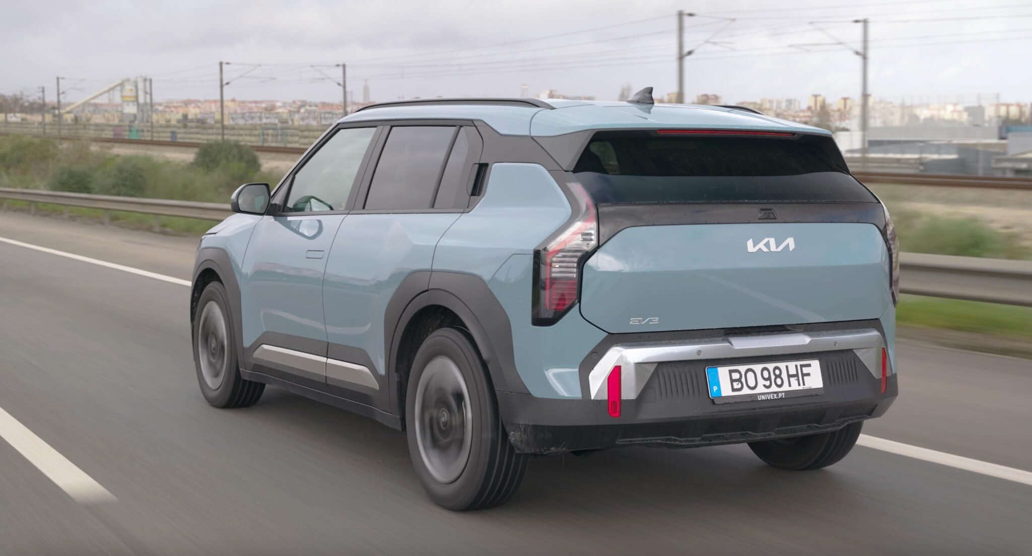 Kia EV3 na estrada traseira