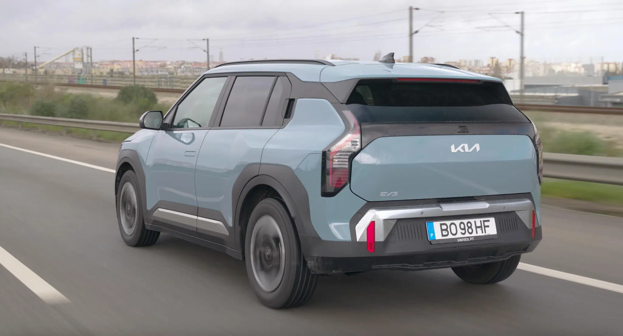 Kia EV3 na estrada traseira