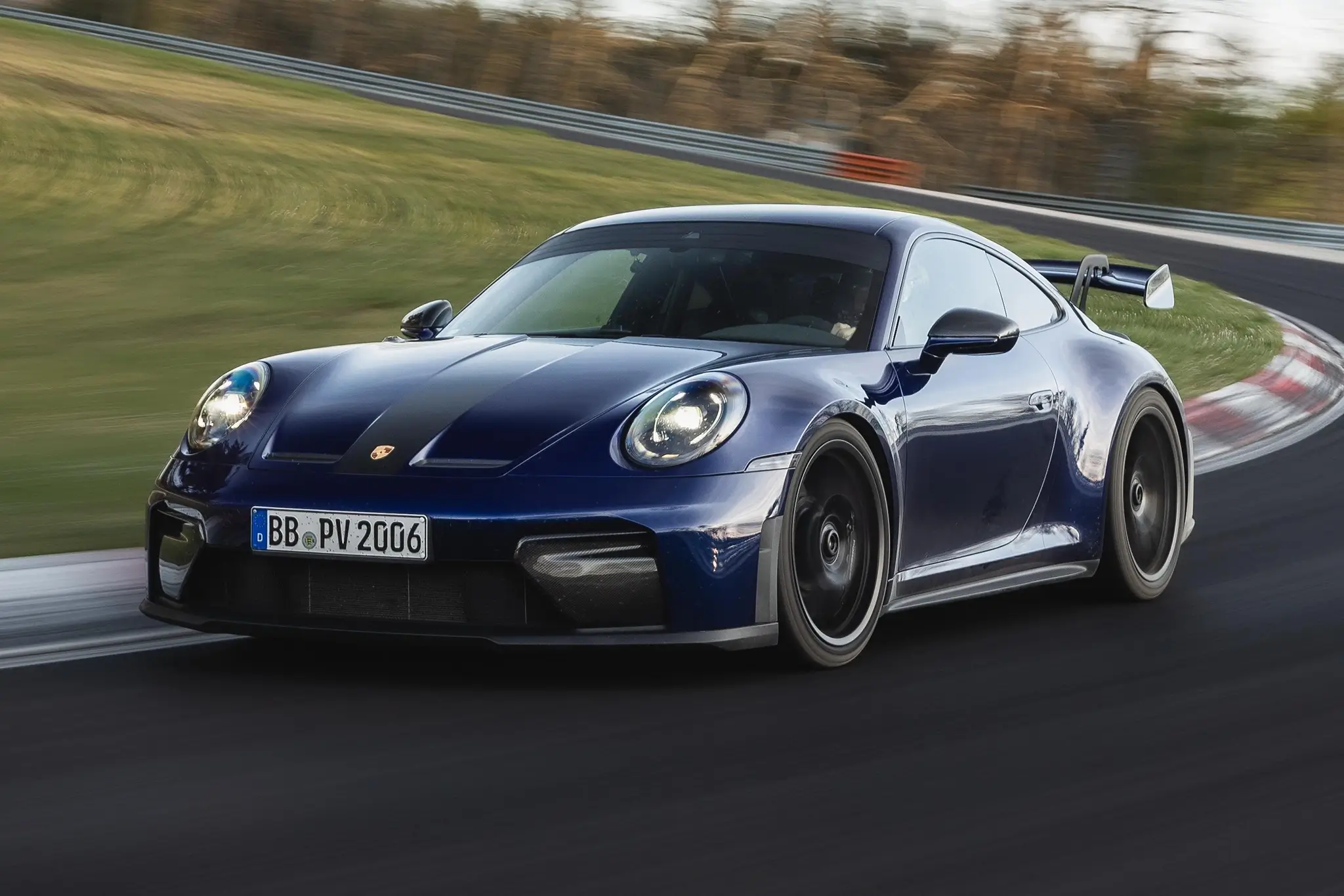Porsche 911 GT3 visto de frente em pista