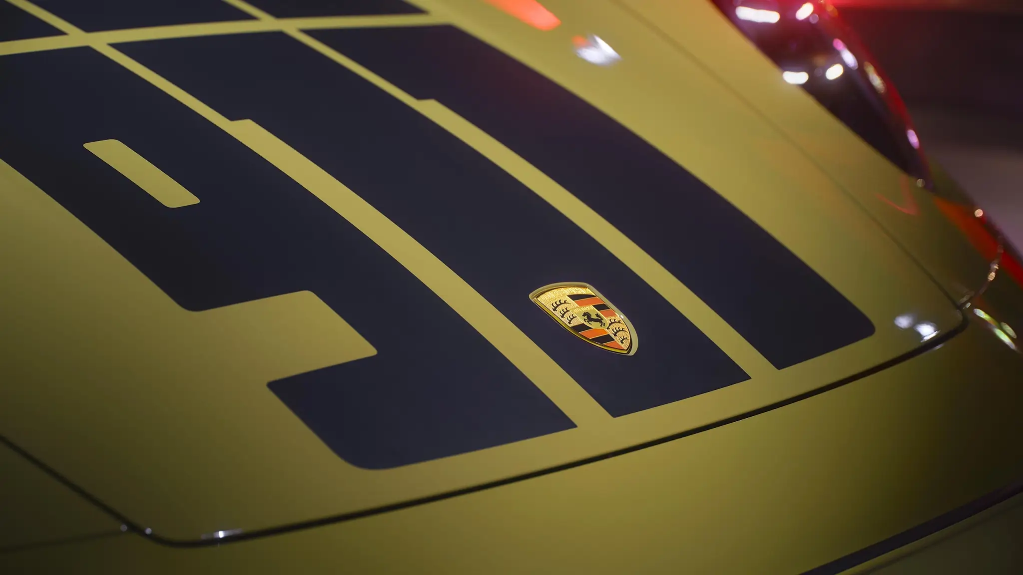 Porsche 911 Spirit 70 - detalhe da decoração na frente e logótipo clássico da marca