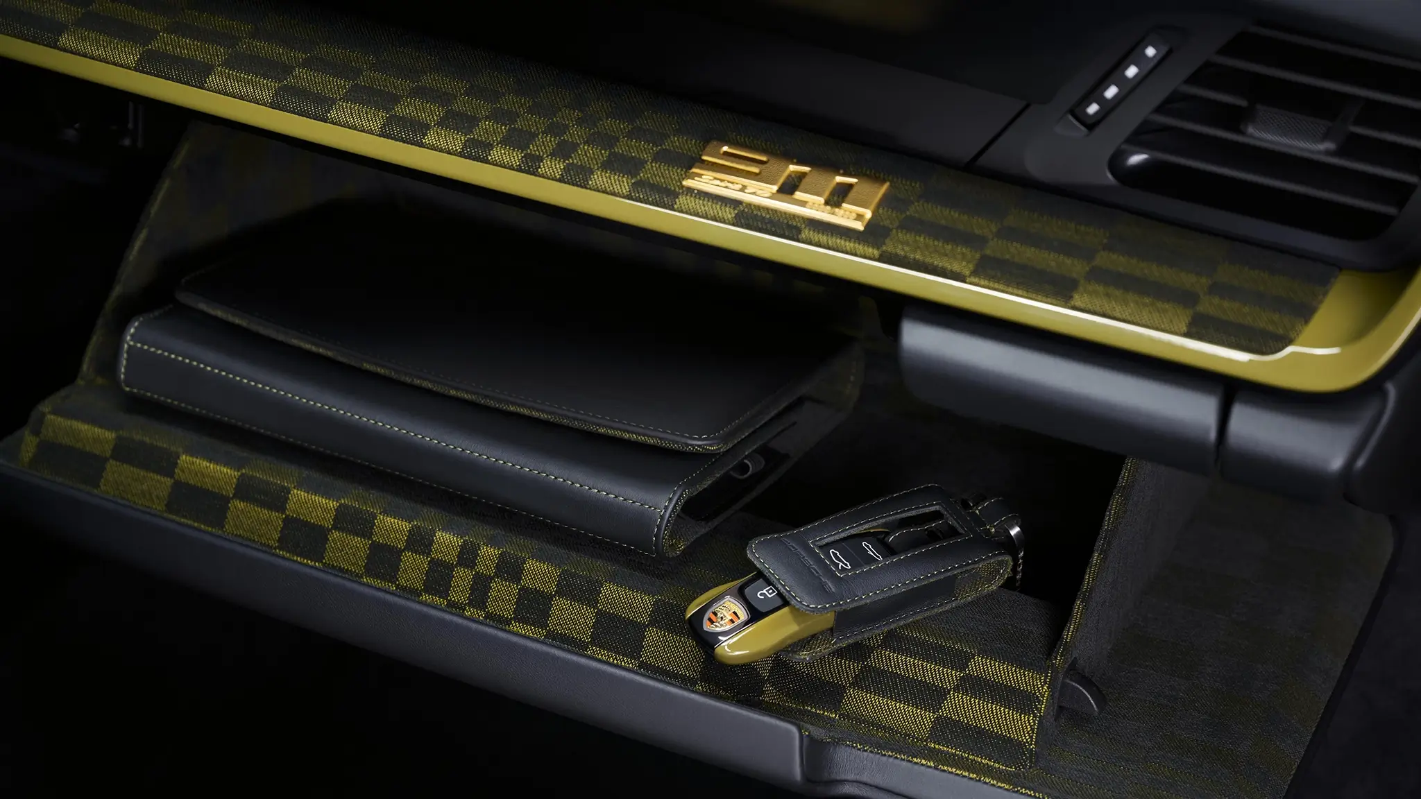 Porsche 911 Spirit 70 - detalhe da chave e do porta luvas