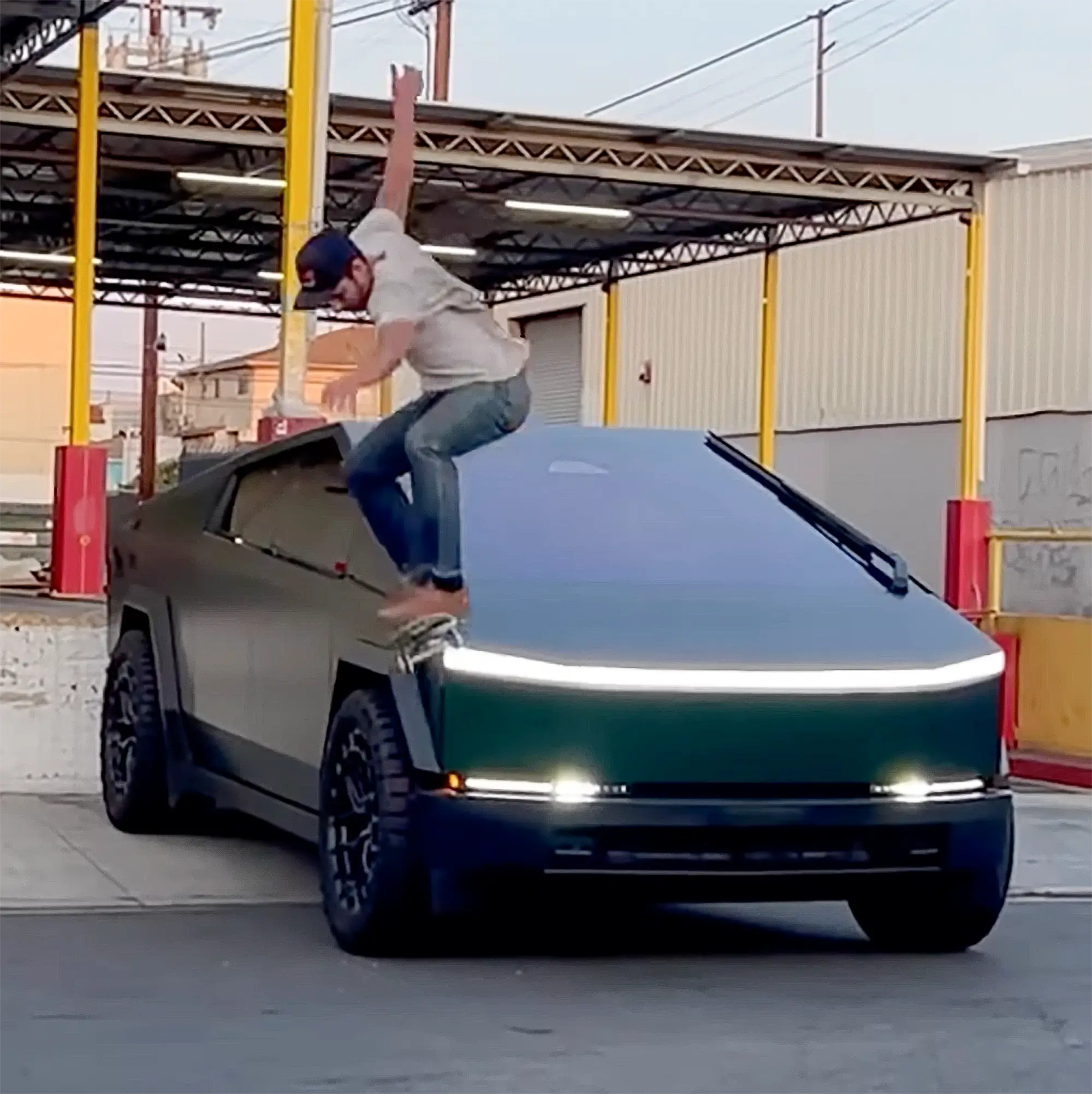 Tesla Cybertruck - Rampa de Skate