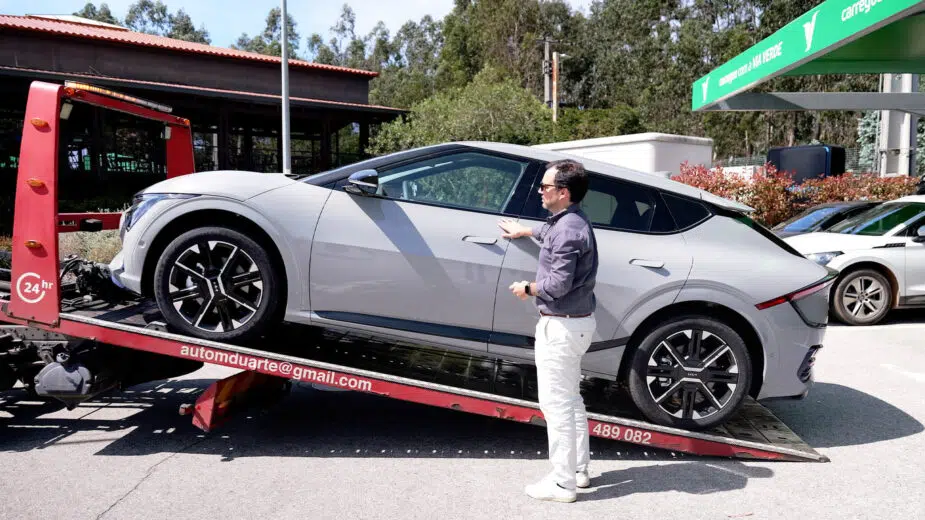 Guilherme Costa com Kia EV6 a ser colocado em cima de reboque