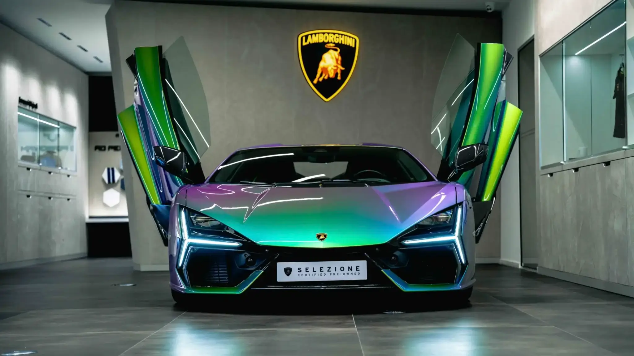 Lamborghini Revuelto dianteira portas asa-gaivota