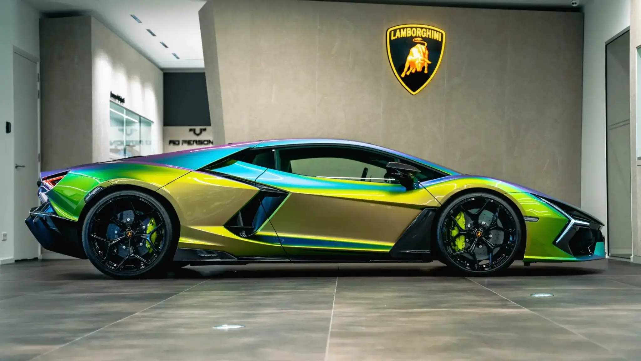 Lamborghini Revuelto perfil