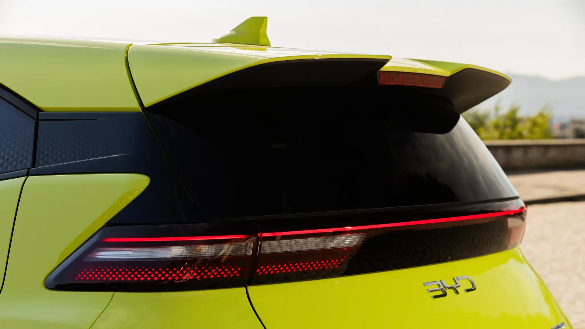 BYD Dolphin Surf spoiler traseiro