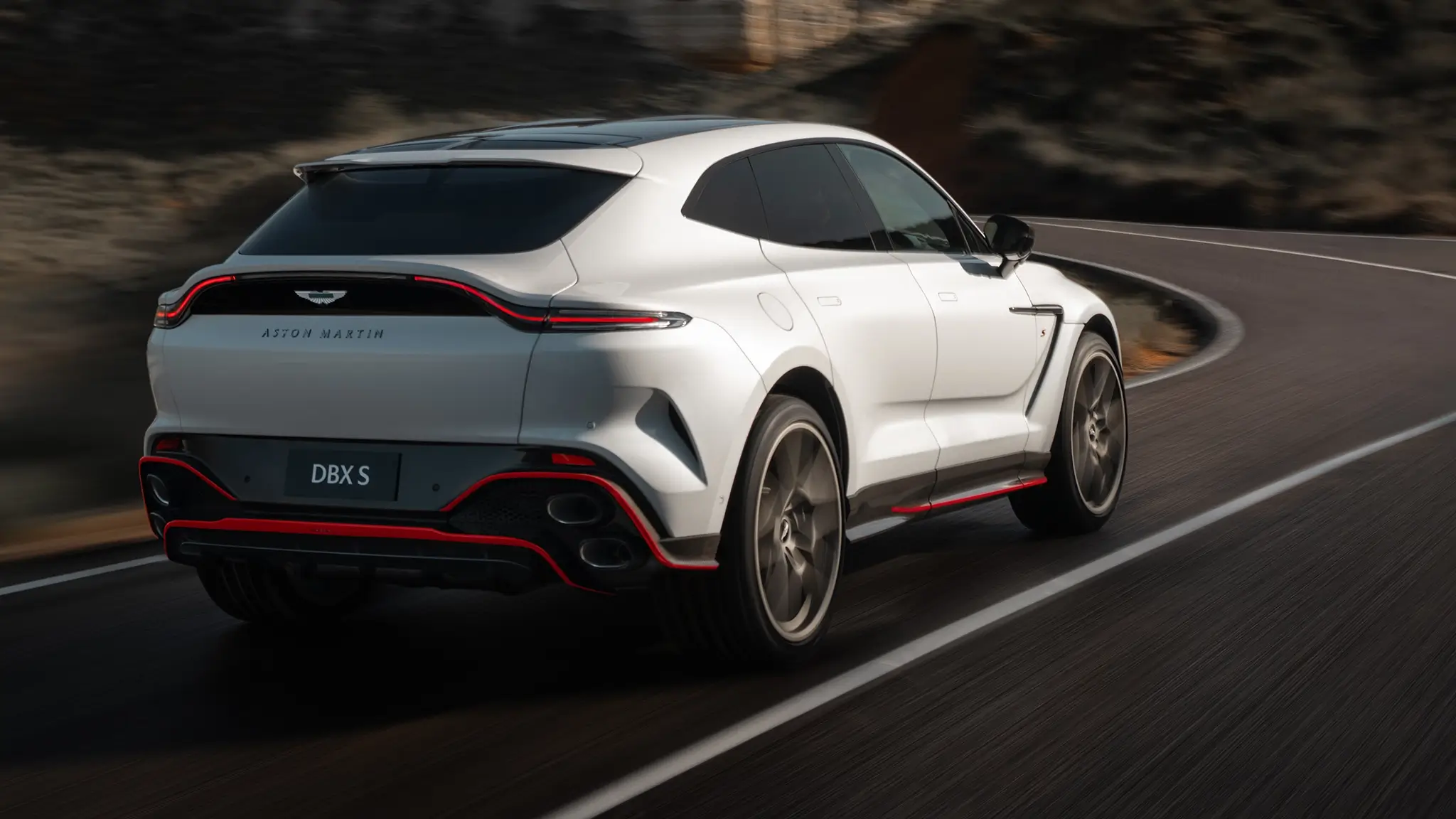 Aston Martin DBX S - 3/4 de traseira