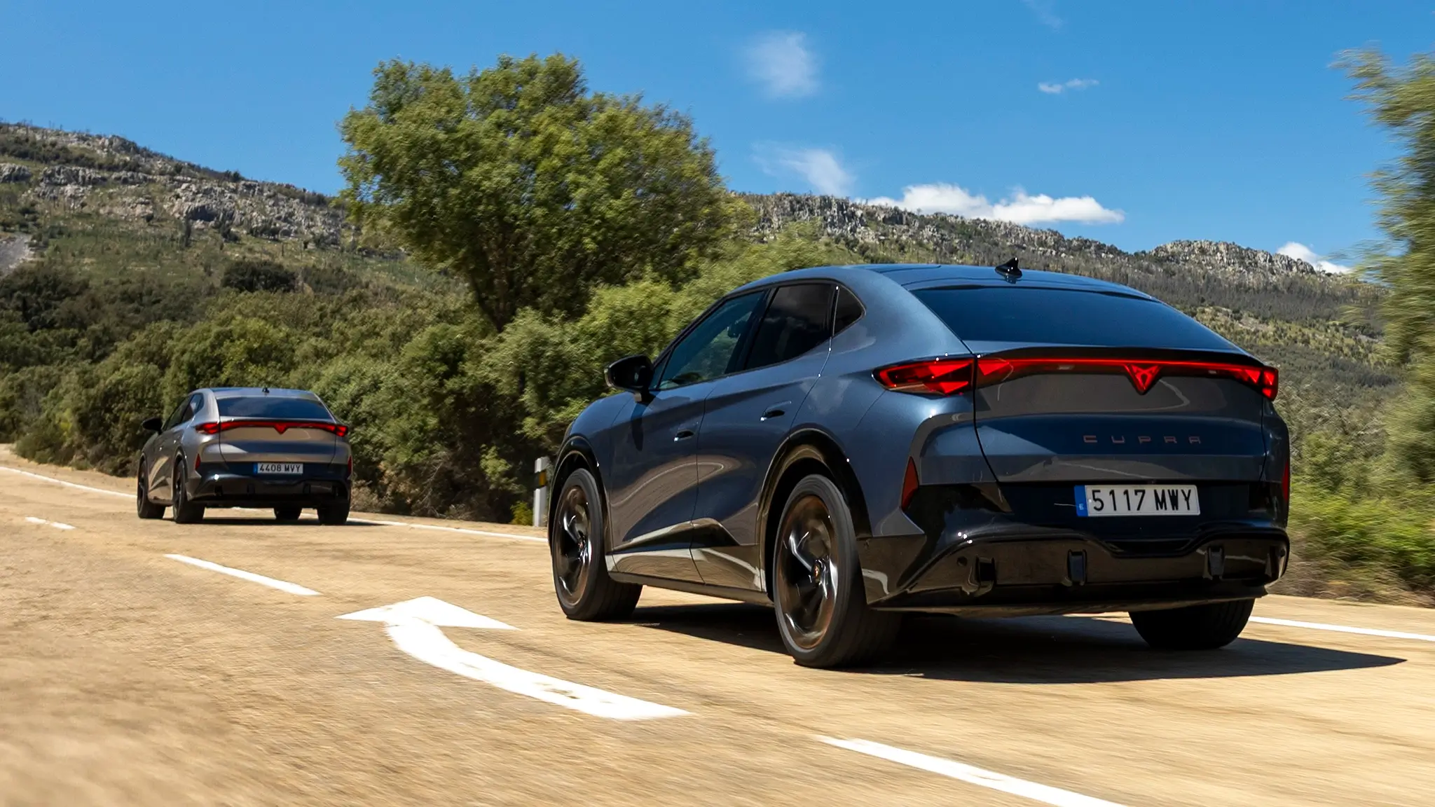 Cupra Tavascan Lisboa-Madrid - dupla 3/4 de traseira em estrada